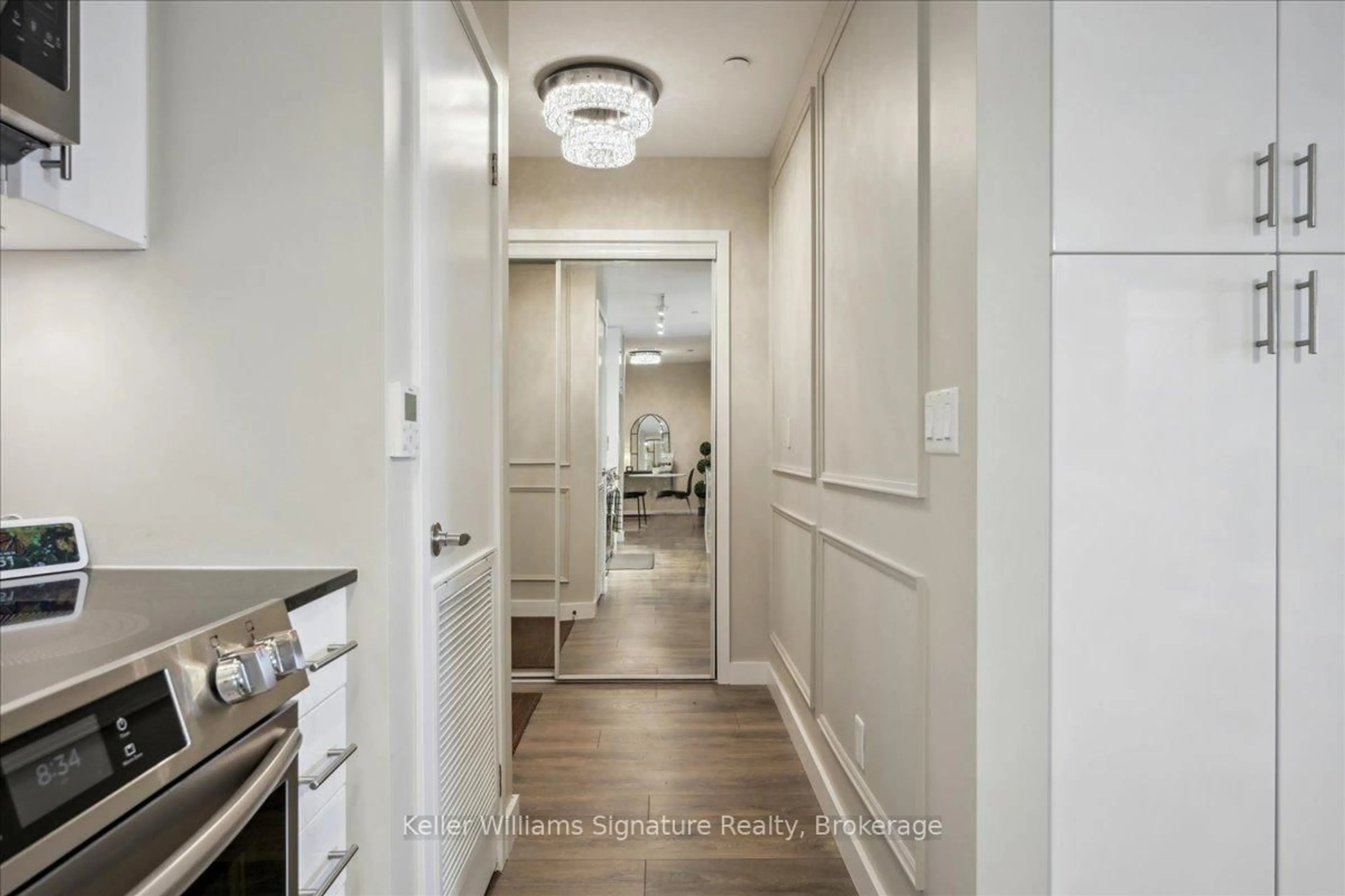 Indoor entryway for 168 Sabina Dr #219, Oakville Ontario L6H 0W5