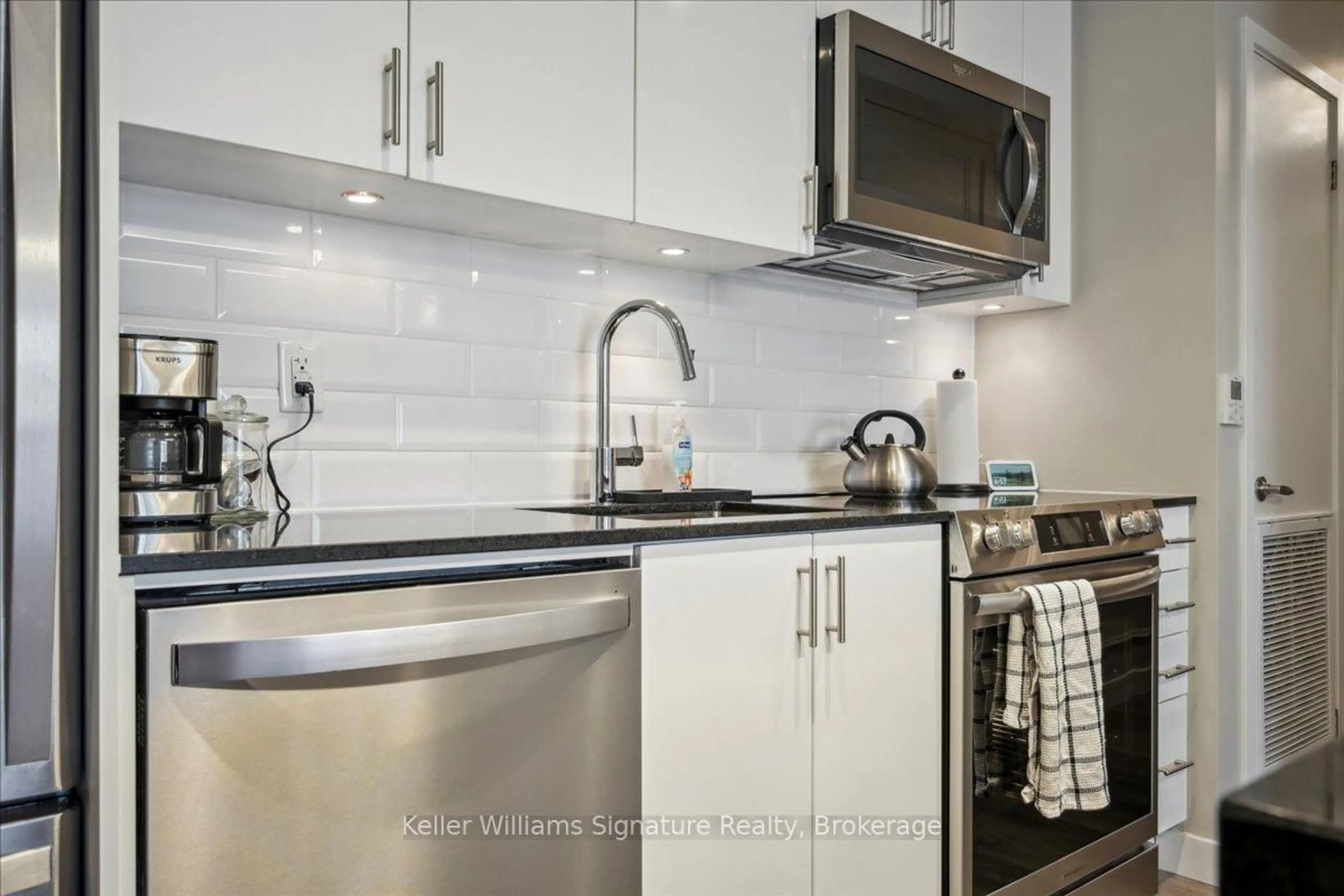 Standard kitchen, ceramic/tile floor for 168 Sabina Dr #219, Oakville Ontario L6H 0W5
