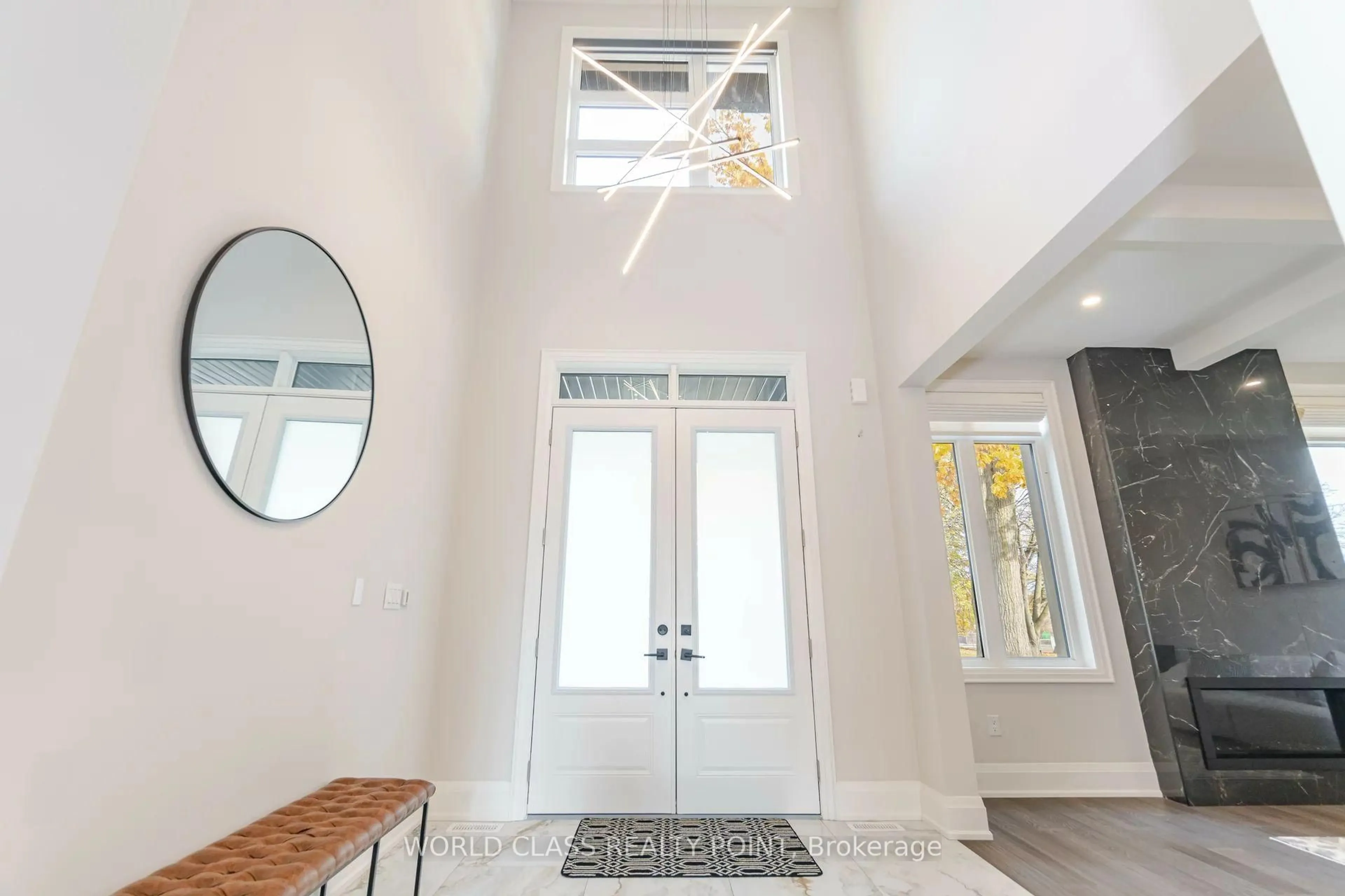 Indoor entryway for 560 Woodview Rd, Burlington Ontario L7N 3A1