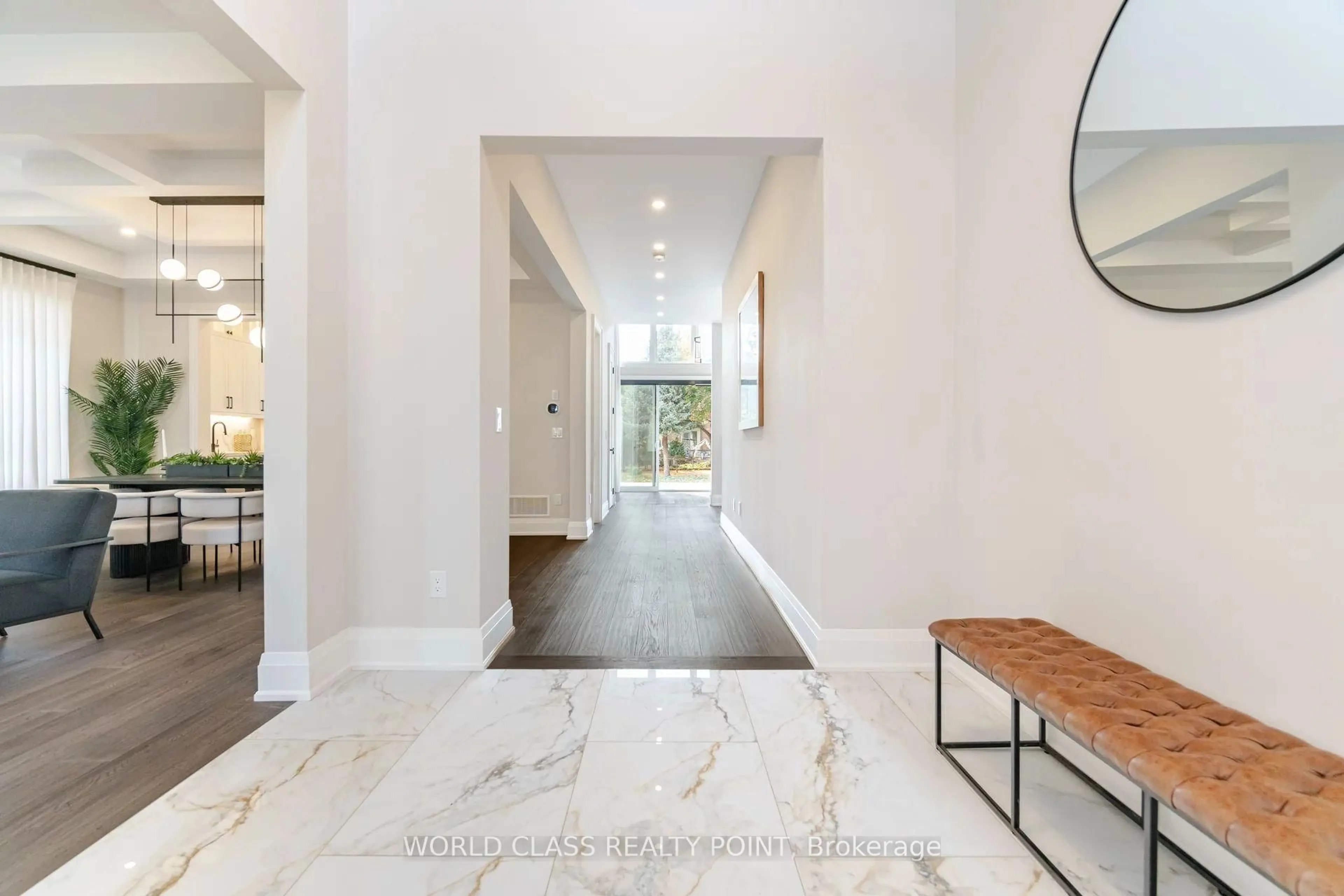 Indoor entryway for 560 Woodview Rd, Burlington Ontario L7N 3A1