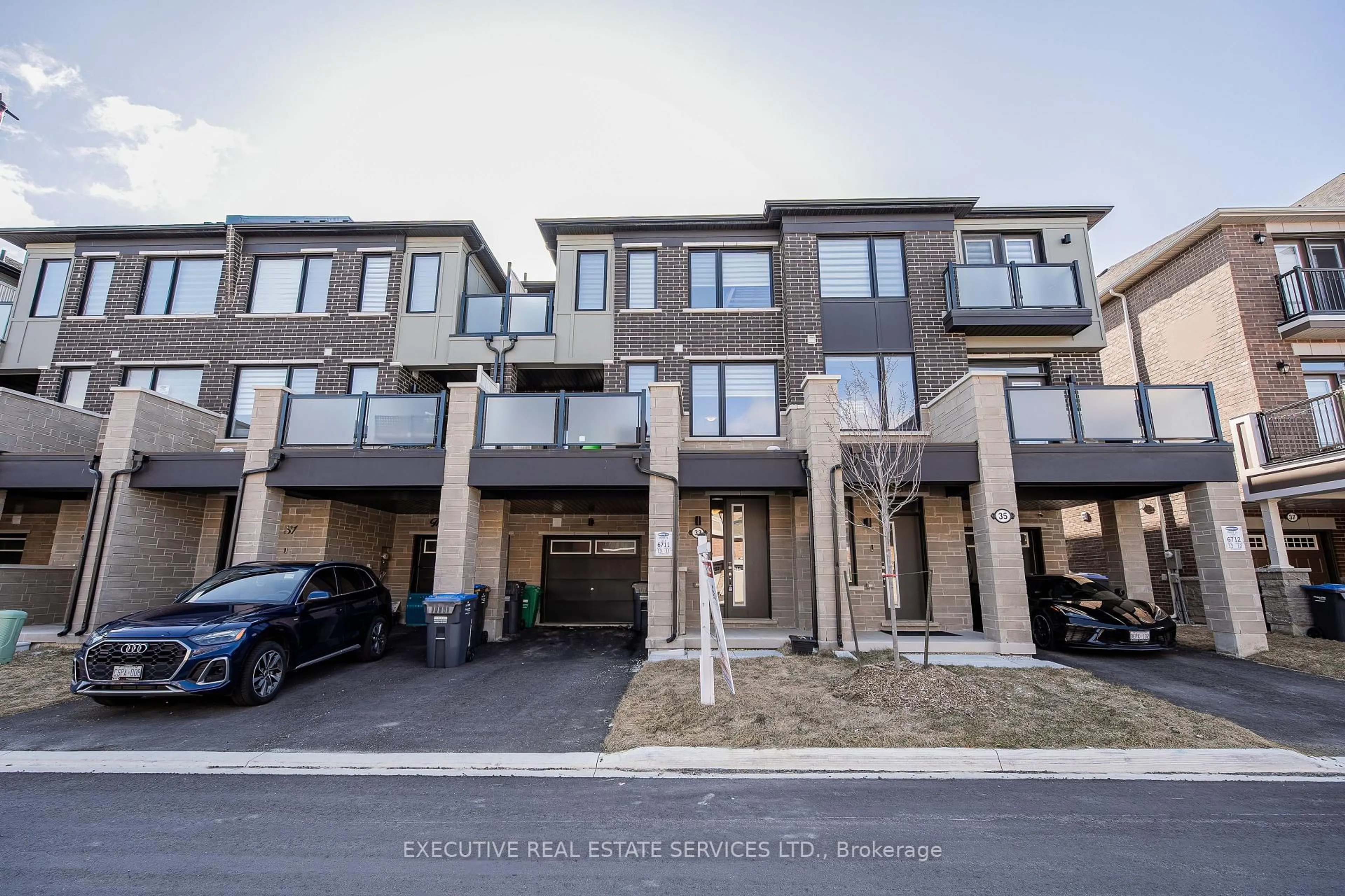 A pic from outside/outdoor area/front of a property/back of a property/a pic from drone, street for 33 Keppel Circ, Brampton Ontario L7A 5K6