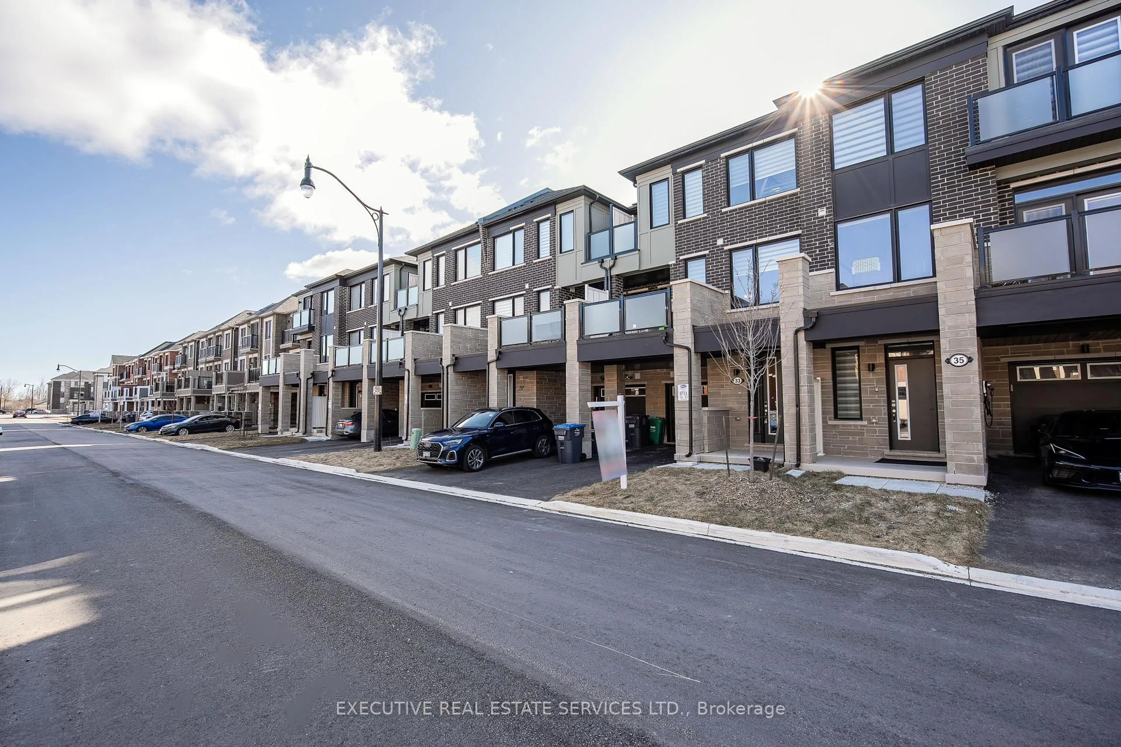A pic from outside/outdoor area/front of a property/back of a property/a pic from drone, street for 33 Keppel Circ, Brampton Ontario L7A 5K6