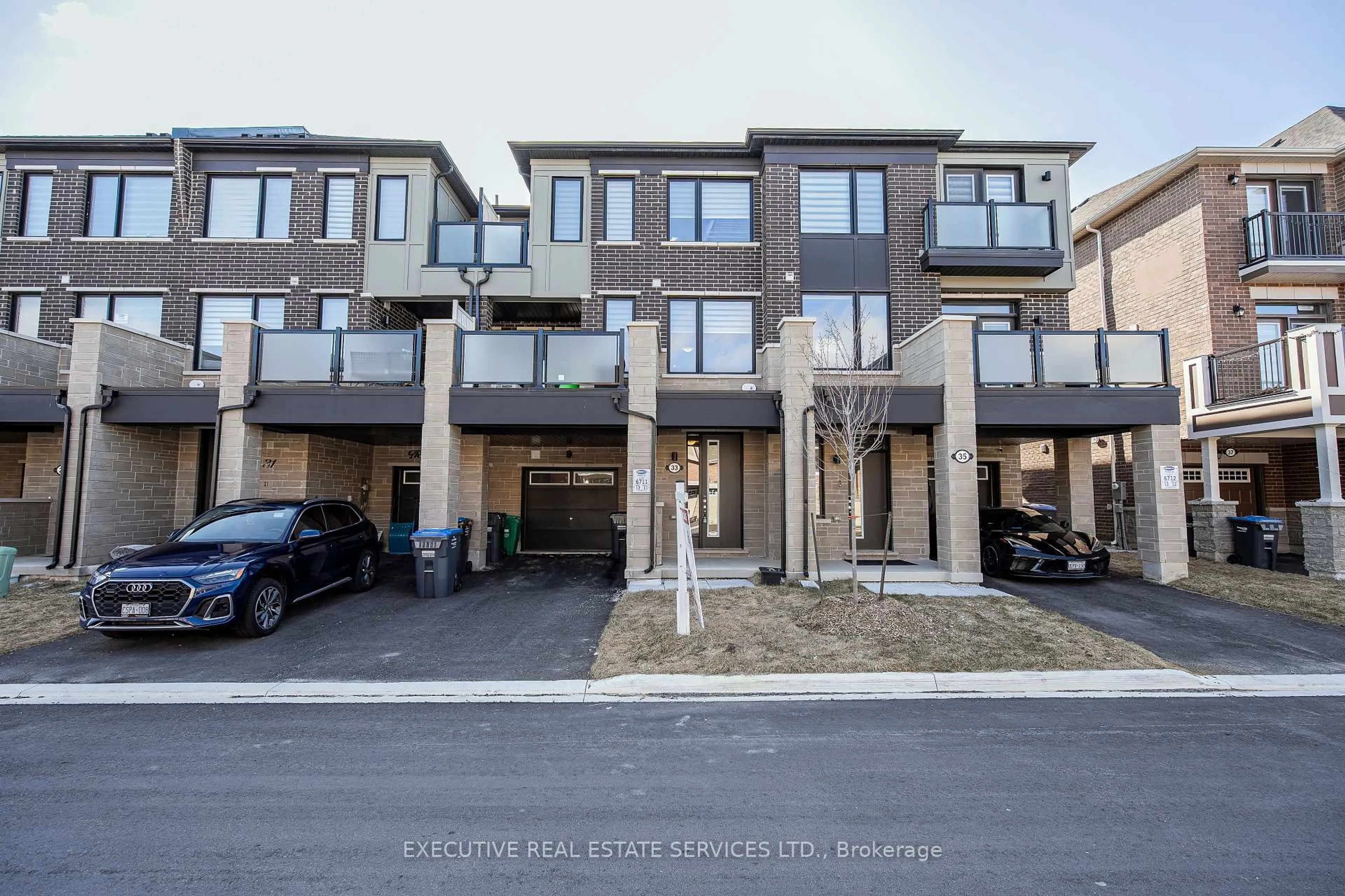 A pic from outside/outdoor area/front of a property/back of a property/a pic from drone, street for 33 Keppel Circ, Brampton Ontario L7A 5K6