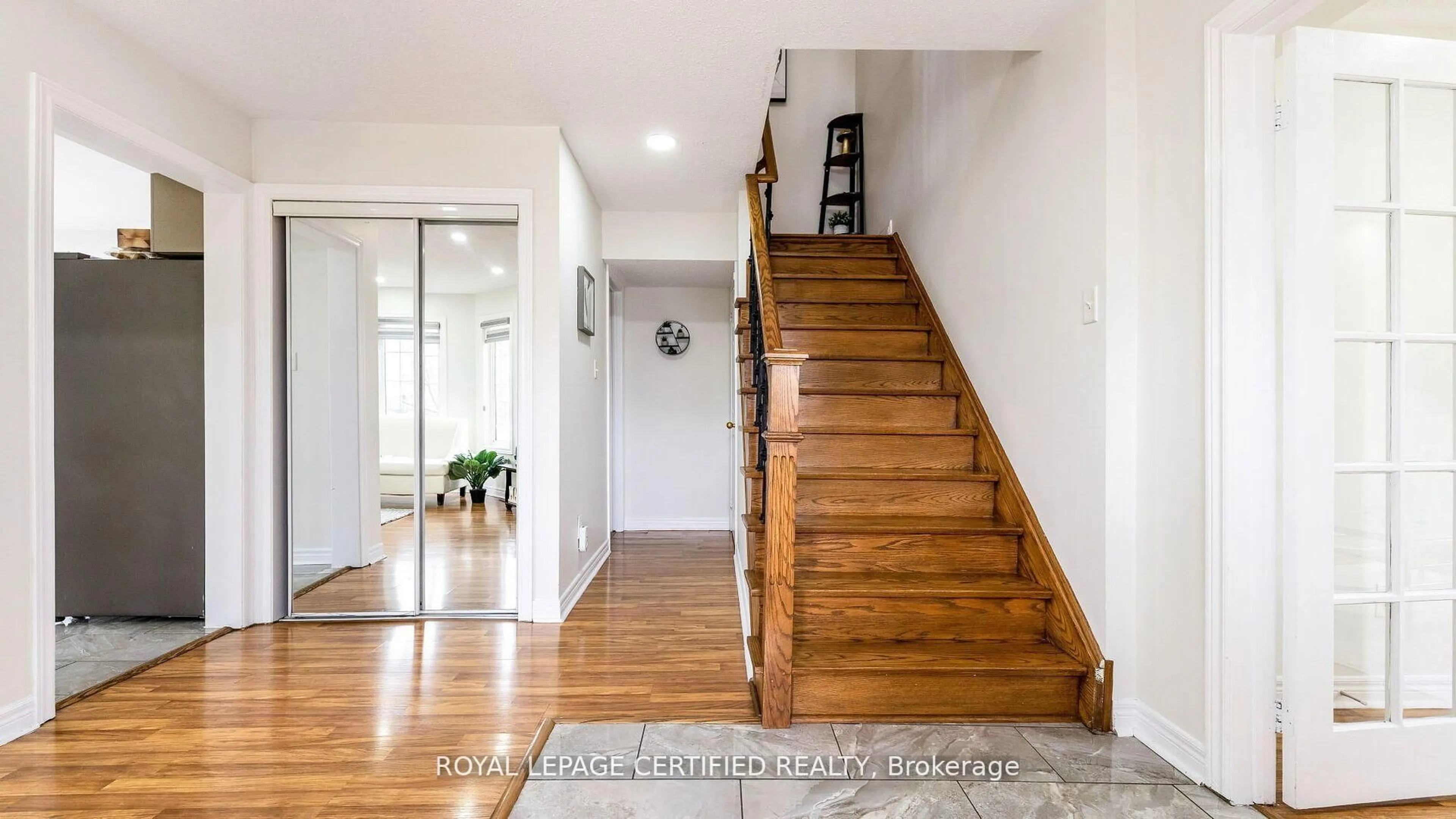 Indoor entryway for 27 Earl Grey Cres, Brampton Ontario L7A 2L1