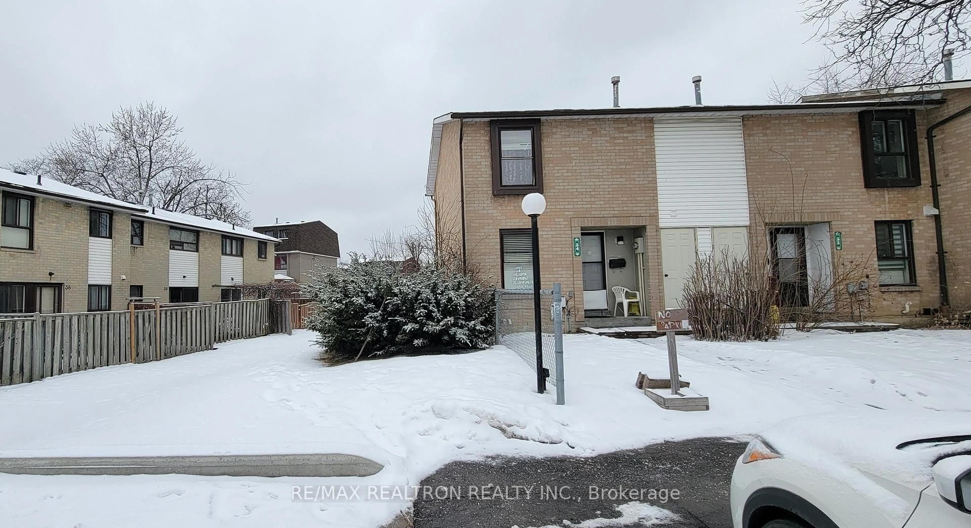 A pic from outside/outdoor area/front of a property/back of a property/a pic from drone, street for 34 Fleetwood Cres #63, Brampton Ontario L6T 2E5