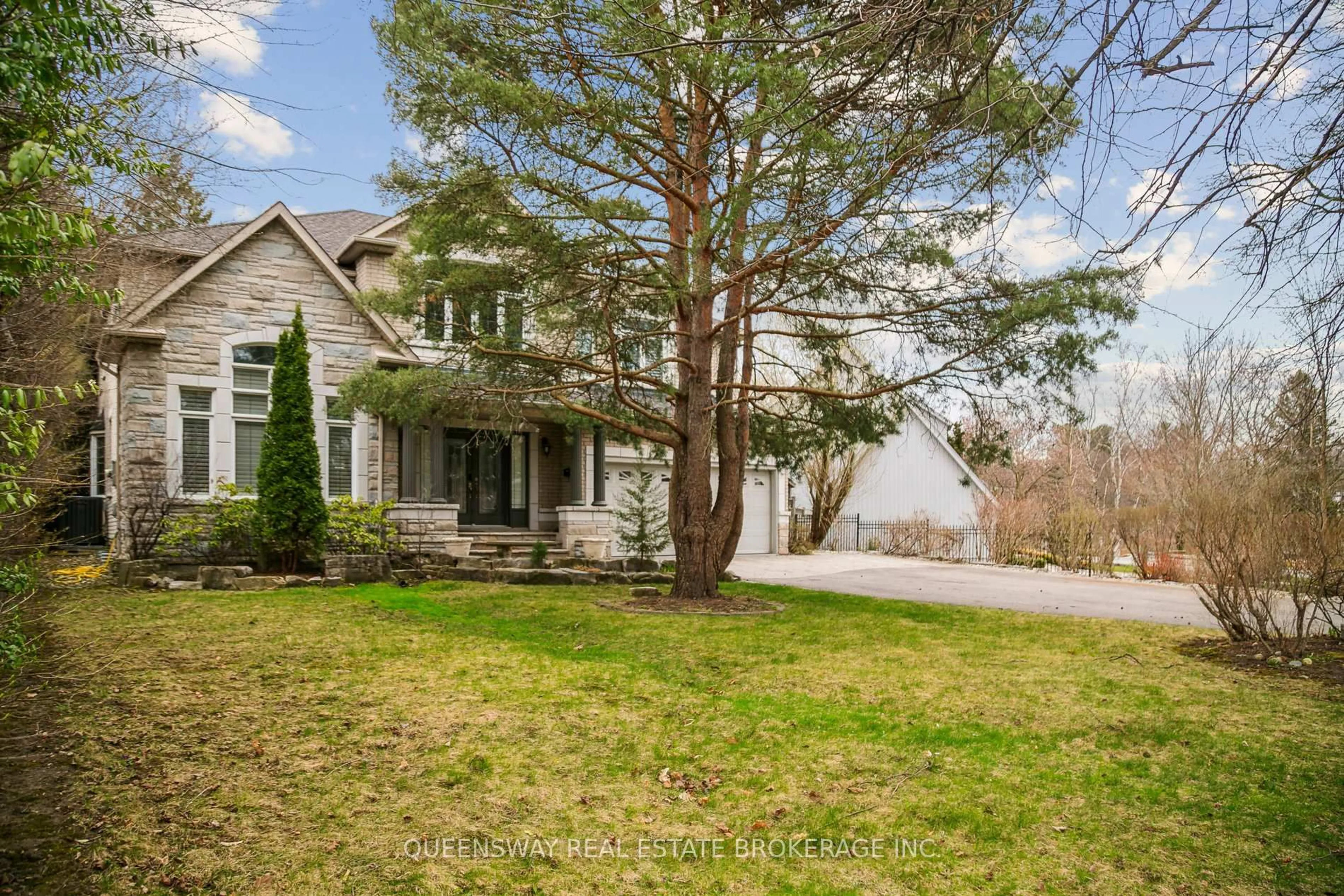 A pic from outside/outdoor area/front of a property/back of a property/a pic from drone, water/lake/river/ocean view for 1371 Chriseden Dr, Mississauga Ontario L5H 1V1
