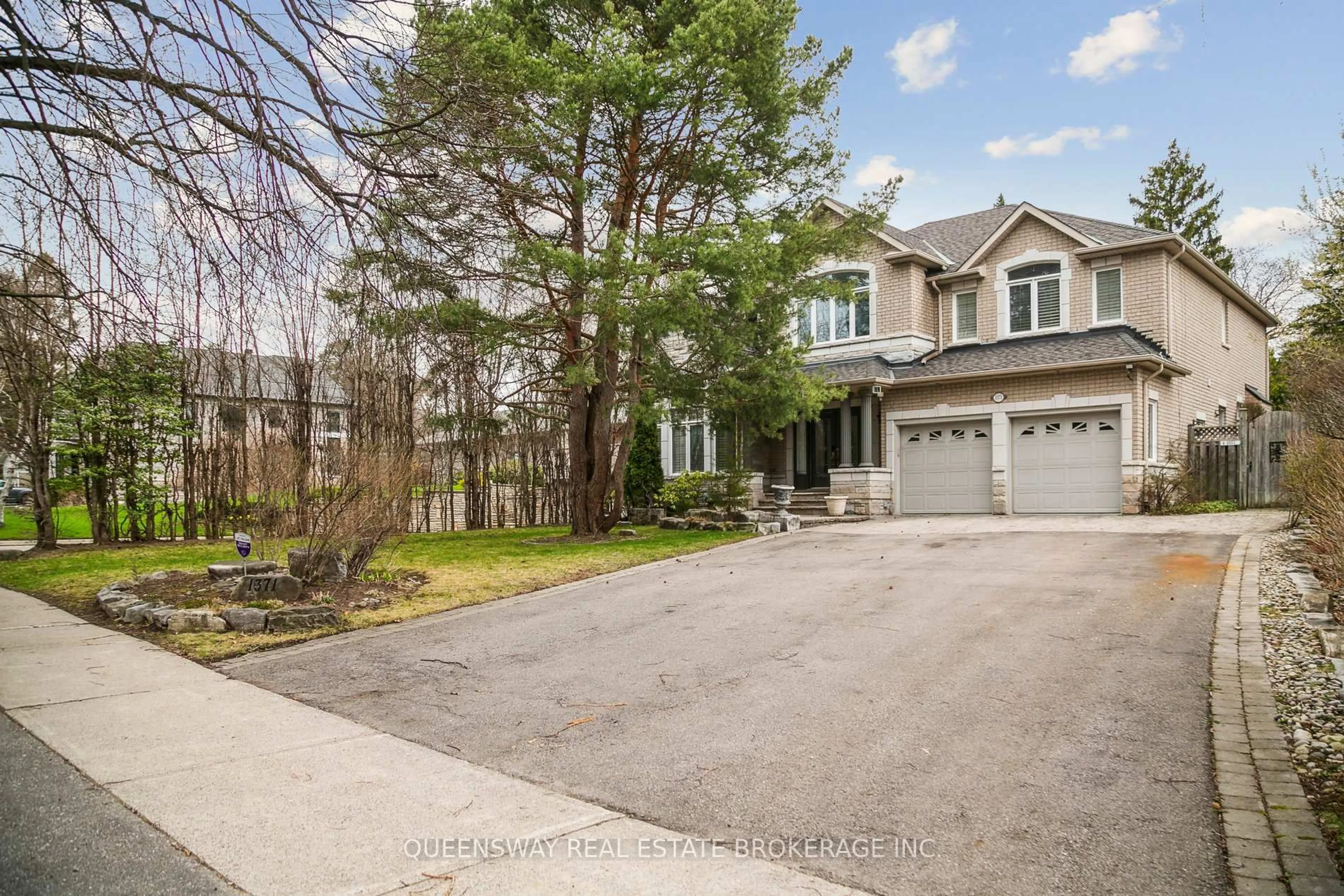 A pic from outside/outdoor area/front of a property/back of a property/a pic from drone, street for 1371 Chriseden Dr, Mississauga Ontario L5H 1V1