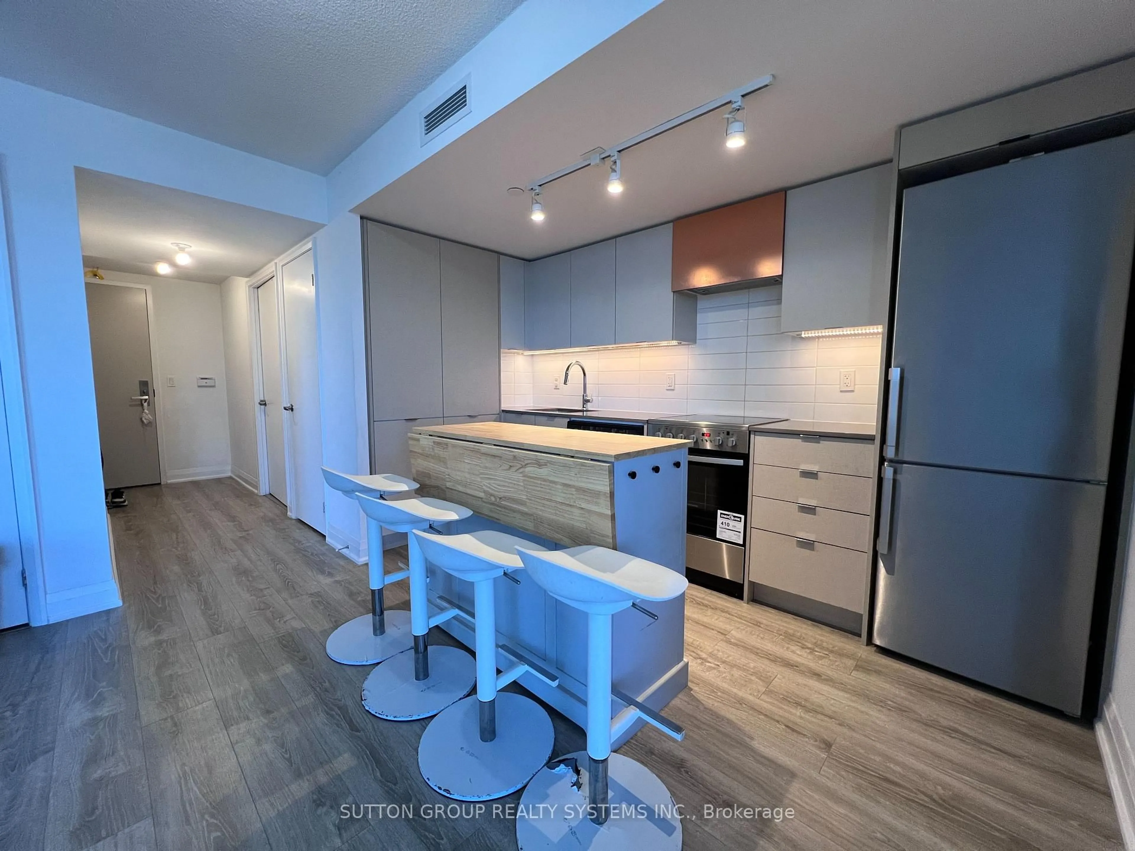 Open concept kitchen, unknown for 30 Gibbs Rd #1107, Toronto Ontario M9B 0E4