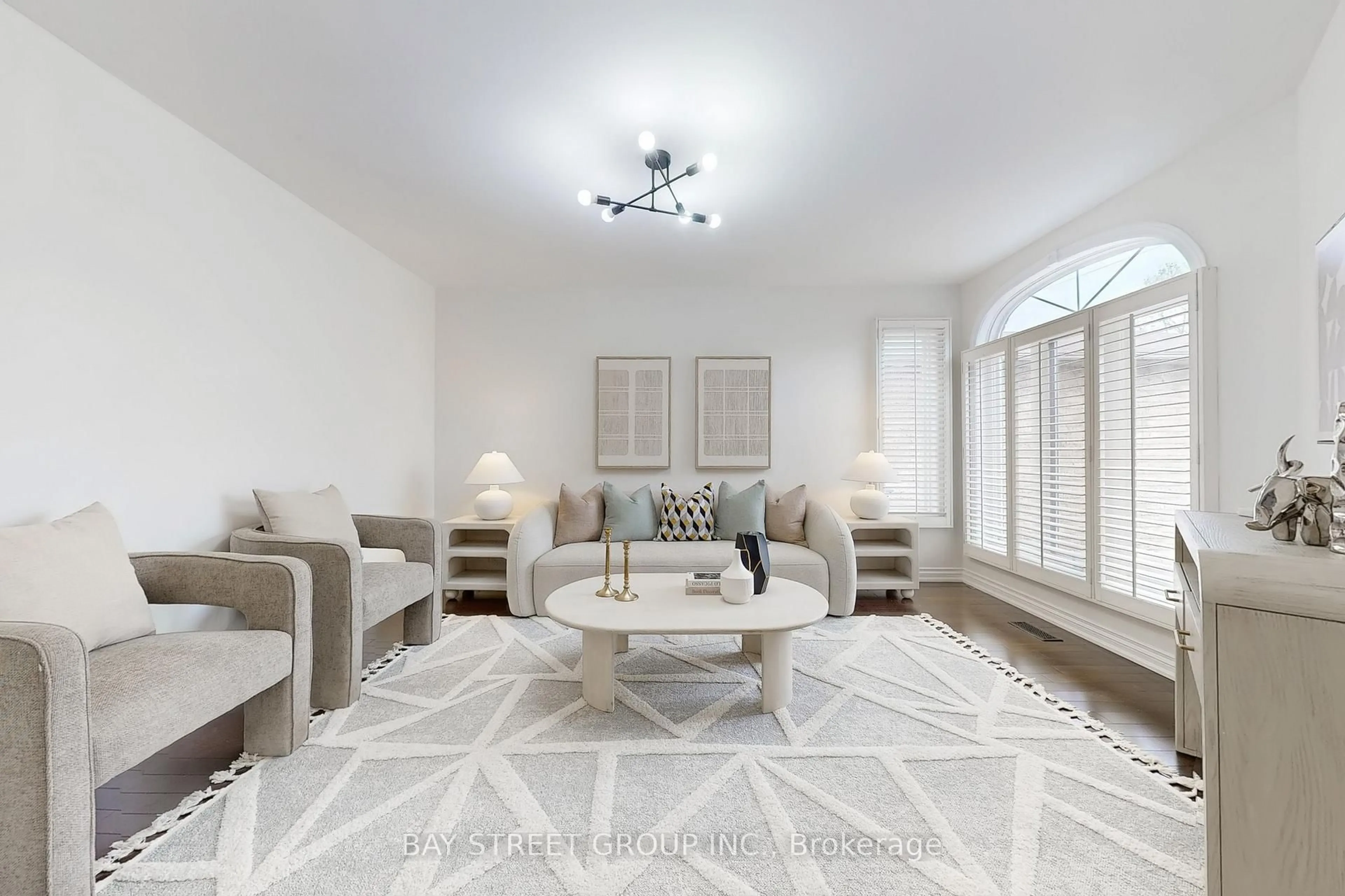 Living room with furniture, unknown for 4814 Rathkeale Rd, Mississauga Ontario L5V 1H3