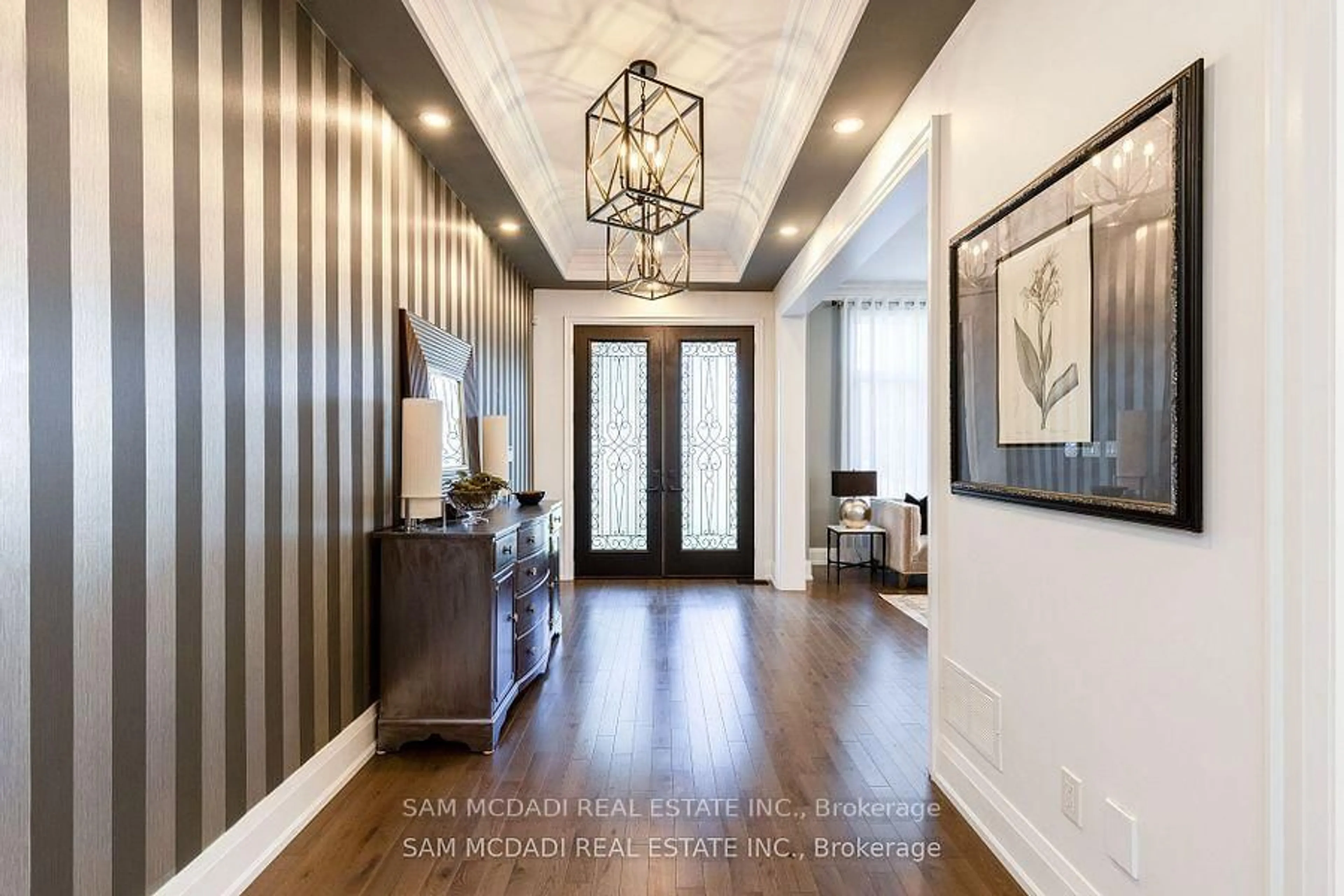 Indoor entryway for 1285 Mineola Gdns, Mississauga Ontario L5G 3Y5