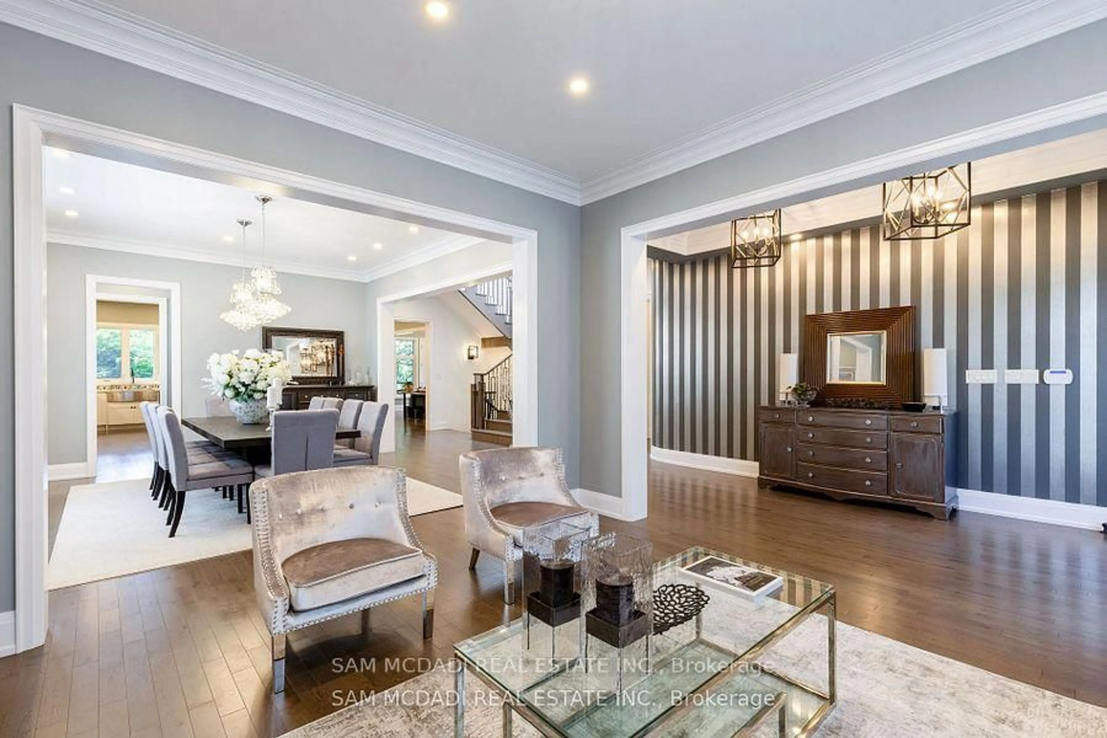 Living room with furniture, unknown for 1285 Mineola Gdns, Mississauga Ontario L5G 3Y5