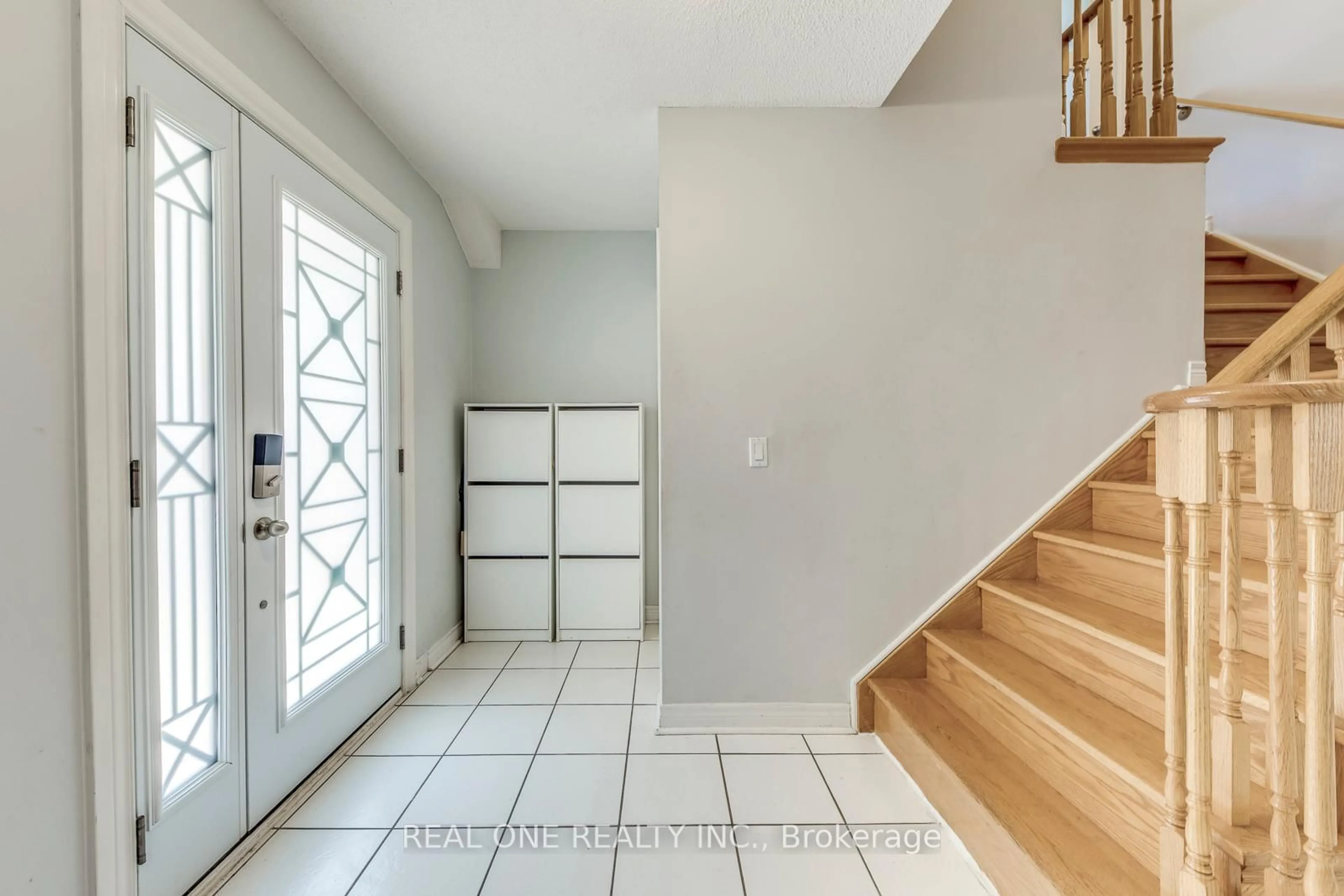 Indoor entryway for 826 Winterton Way, Mississauga Ontario L5V 2A5
