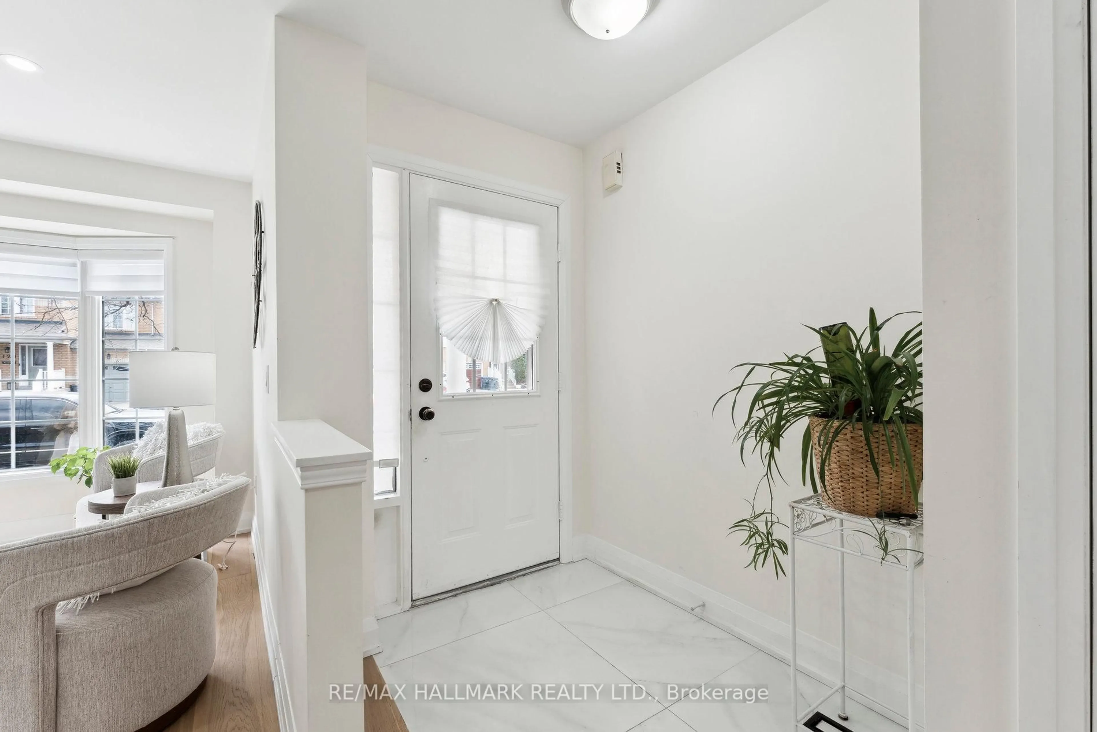 Indoor entryway for 128 Seaside Circ, Brampton Ontario L6R 2G9