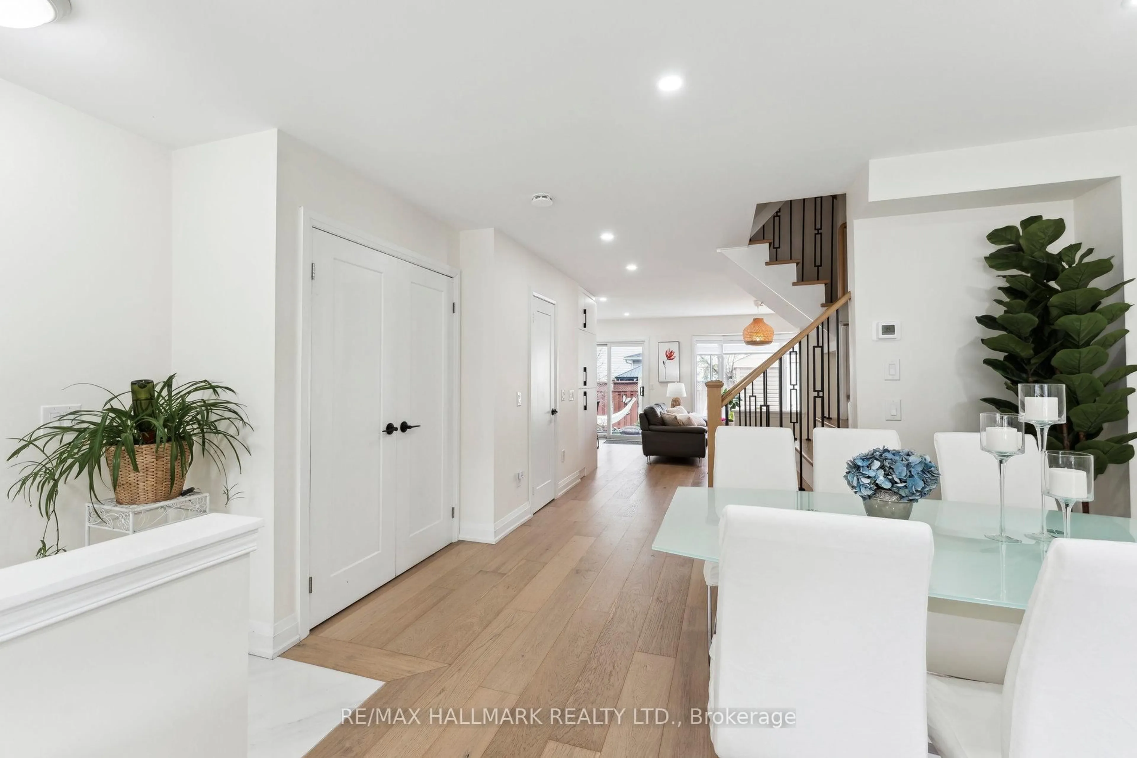Indoor entryway for 128 Seaside Circ, Brampton Ontario L6R 2G9