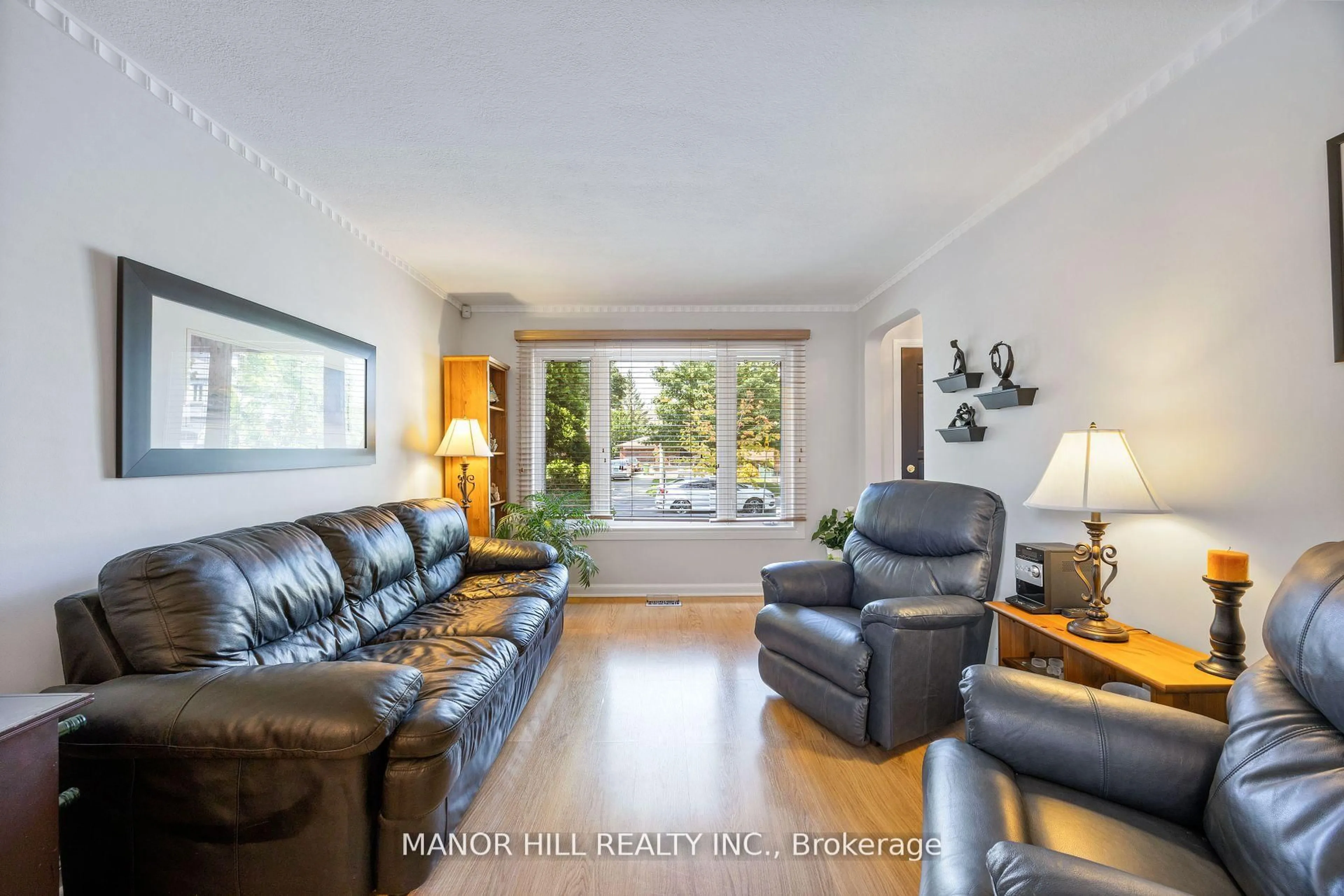 Living room with furniture, unknown for 31 Chartwell Rd, Toronto Ontario M8Z 4E9