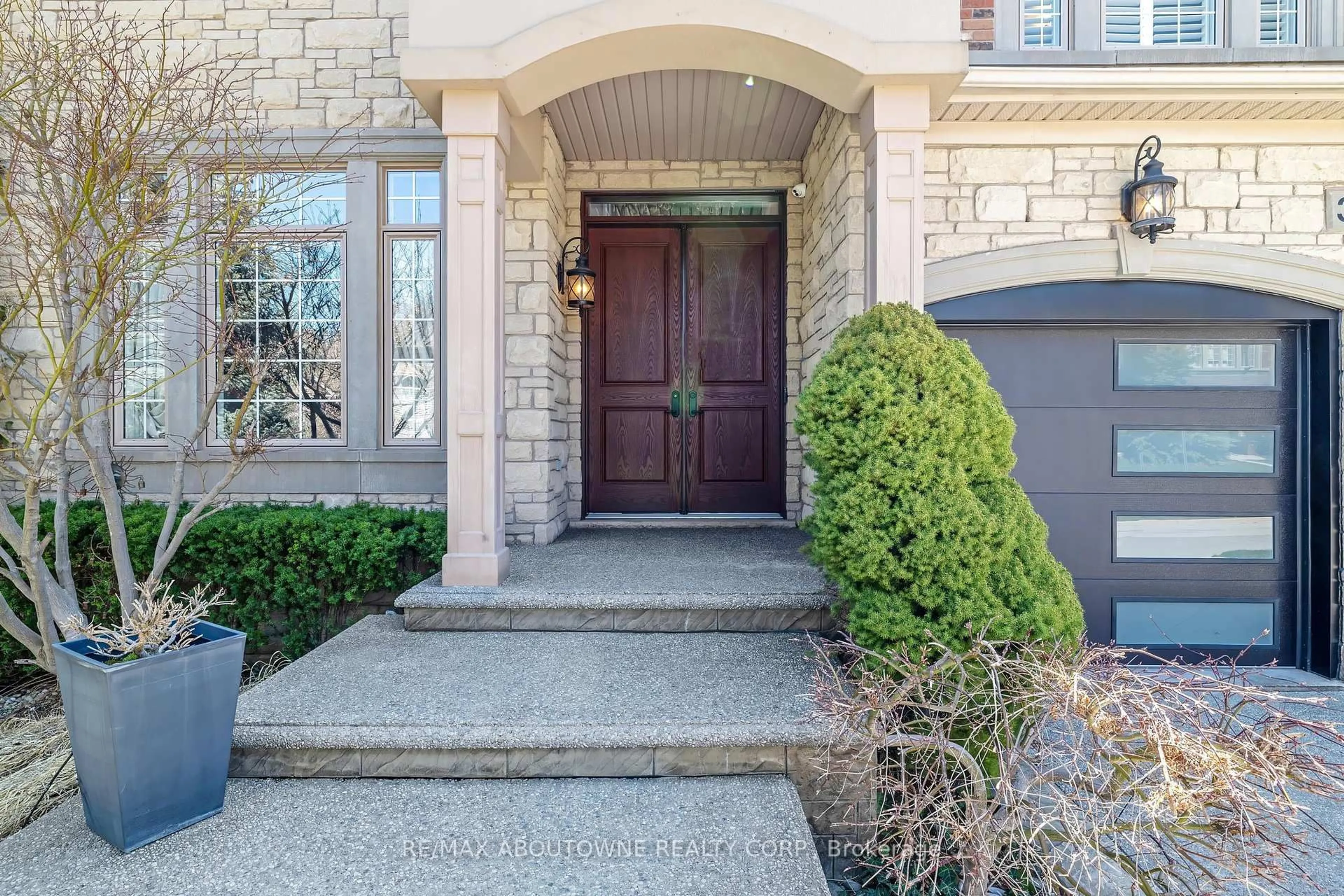 Indoor entryway for 3168 Saddleworth Cres, Oakville Ontario L6M 0A8
