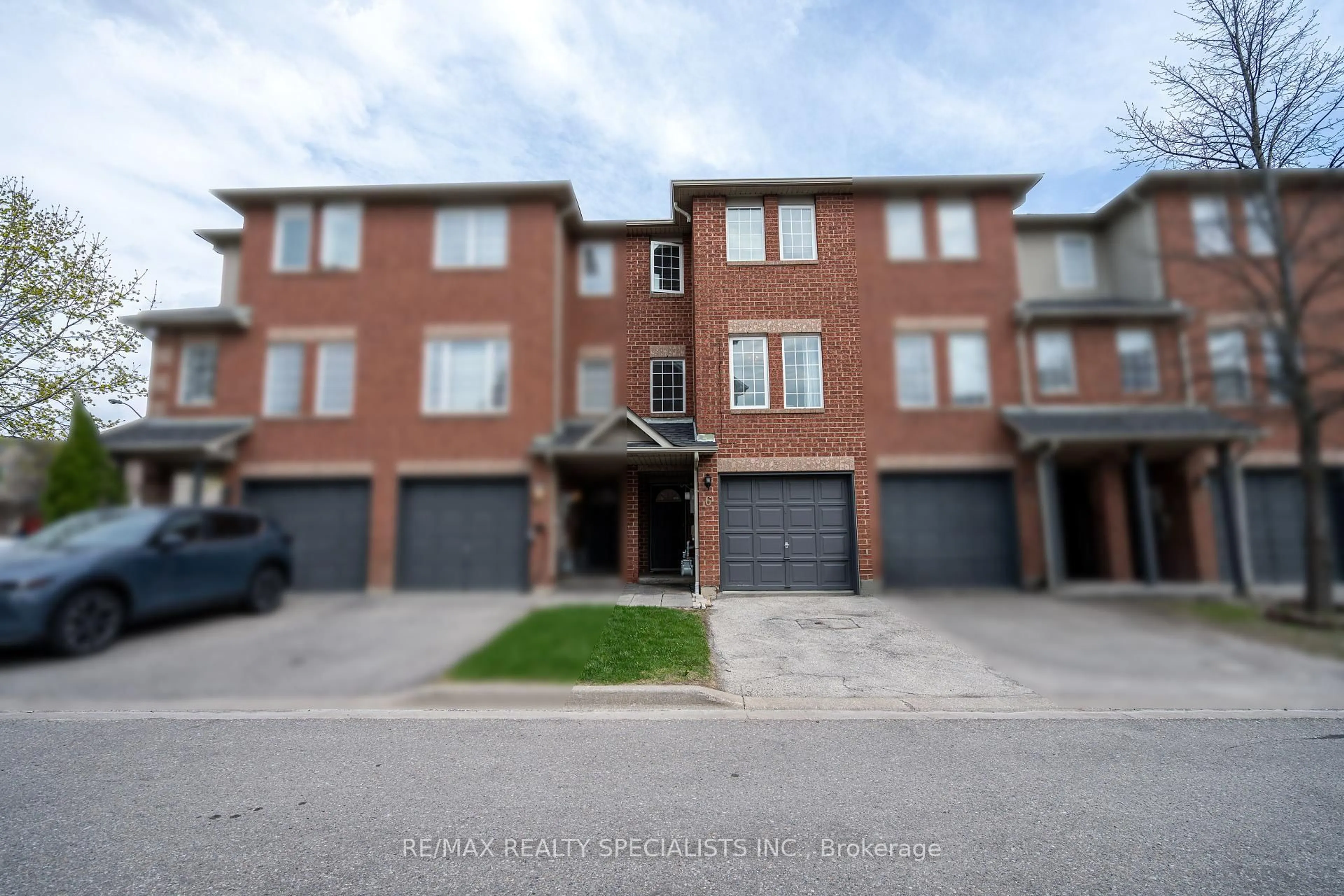 A pic from outside/outdoor area/front of a property/back of a property/a pic from drone, street for 6 Spadina Rd #6, Brampton Ontario L6X 4X6