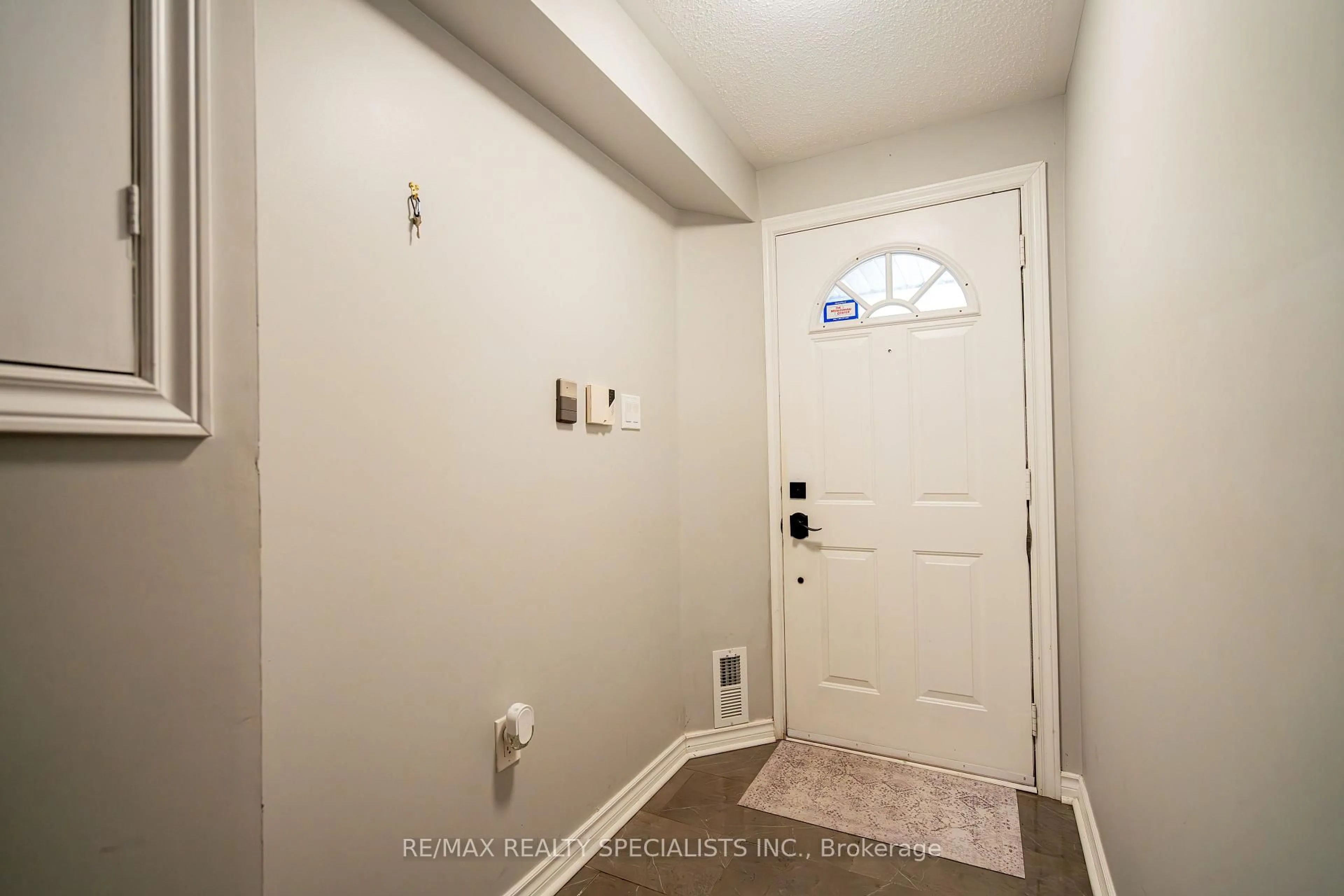 Indoor entryway for 6 Spadina Rd #6, Brampton Ontario L6X 4X6