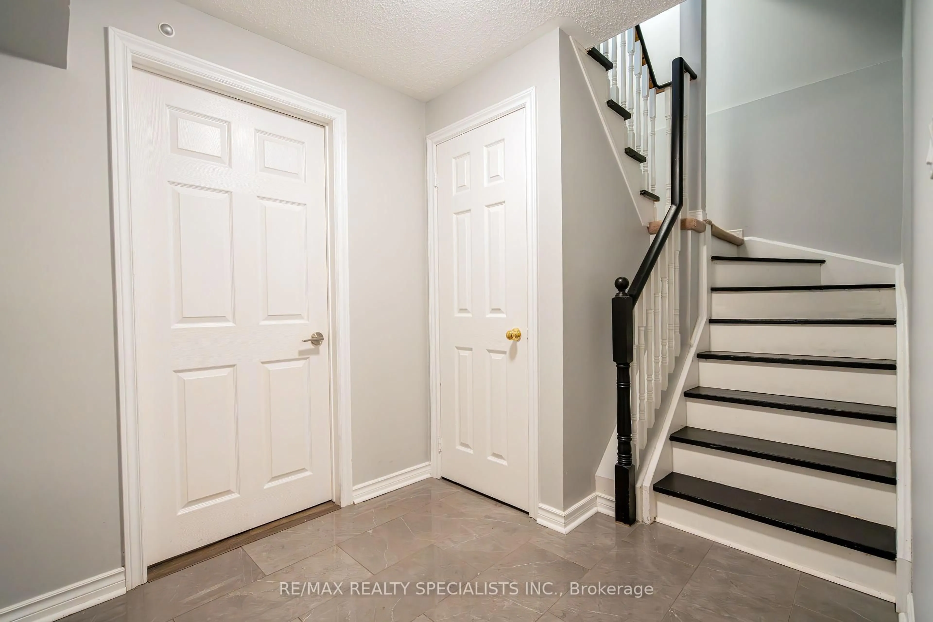 Indoor entryway for 6 Spadina Rd #6, Brampton Ontario L6X 4X6