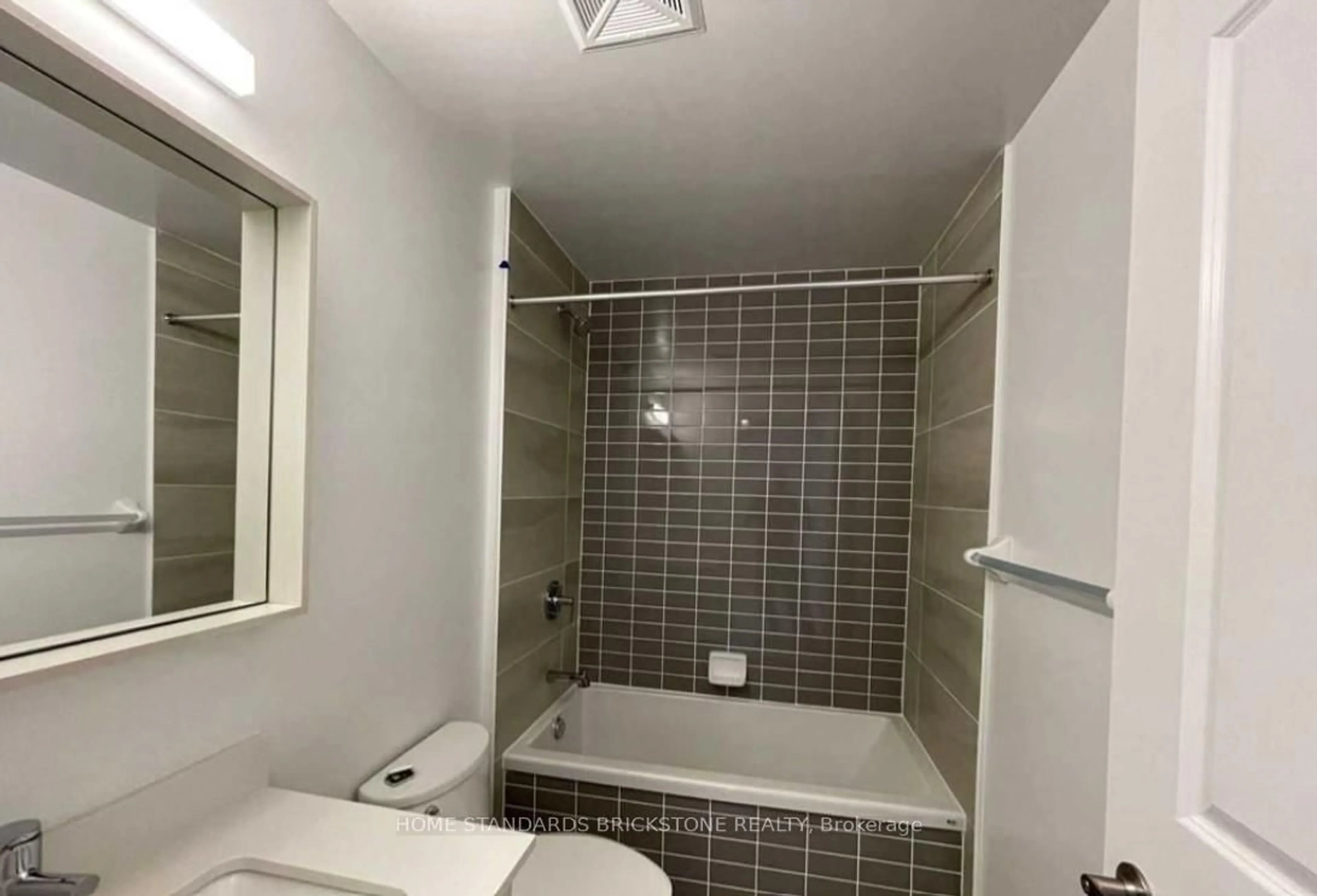 Standard bathroom, ceramic/tile floor for 4675 Metcalfe Ave #603, Mississauga Ontario L5M 0A8