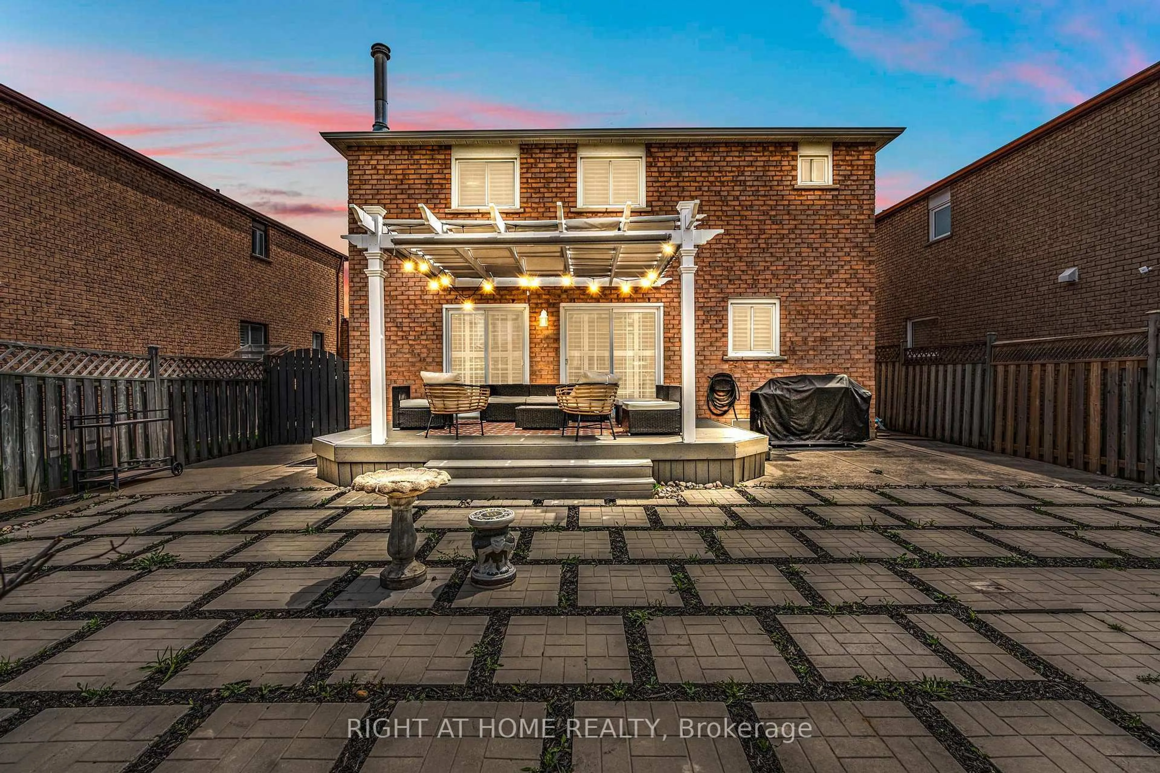 A pic from outside/outdoor area/front of a property/back of a property/a pic from drone, street for 1595 Meadowfield Cres, Mississauga Ontario L5M 4T5