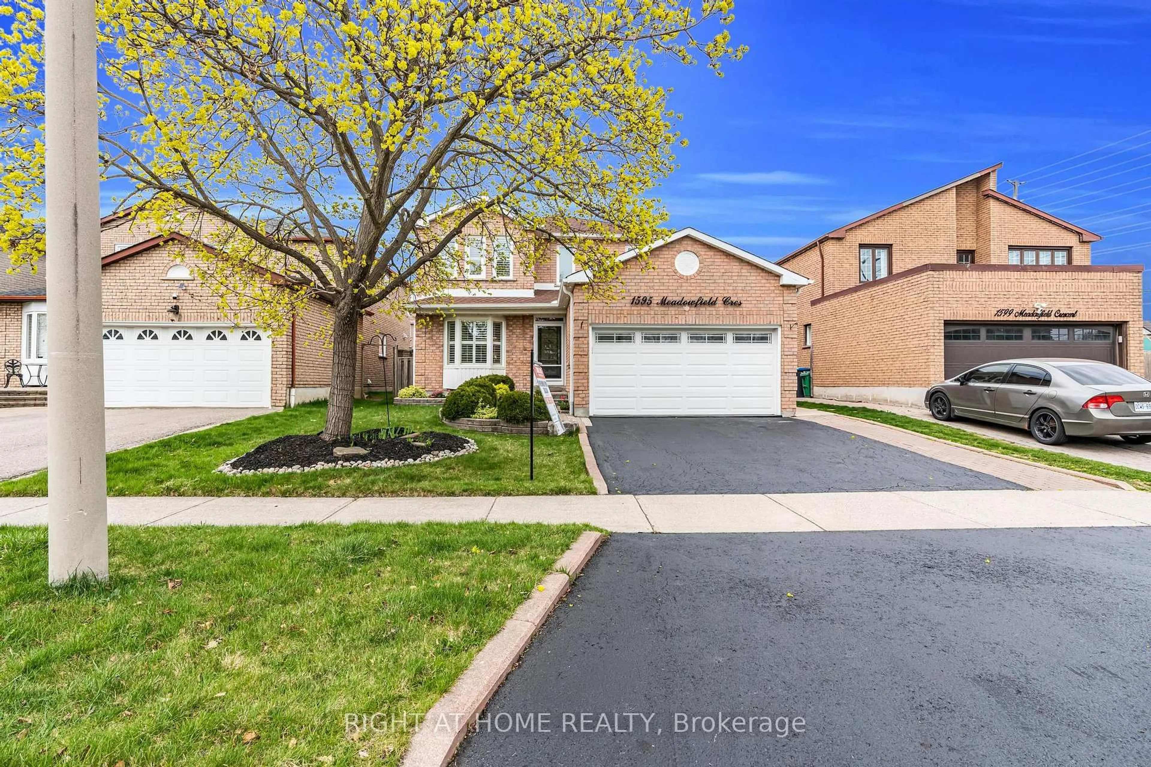A pic from outside/outdoor area/front of a property/back of a property/a pic from drone, street for 1595 Meadowfield Cres, Mississauga Ontario L5M 4T5