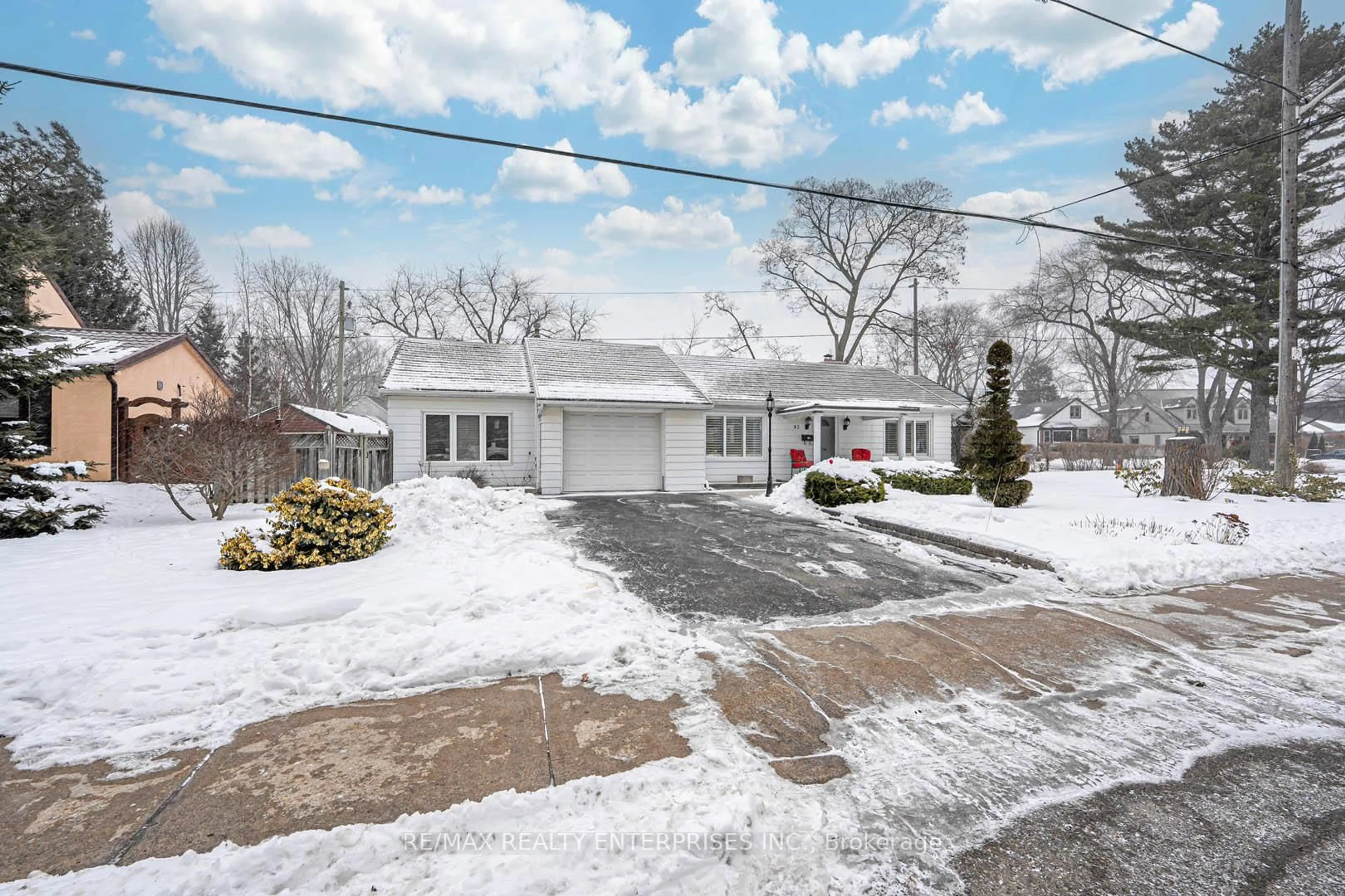 A pic from outside/outdoor area/front of a property/back of a property/a pic from drone, street for 43 Maple Ave, Mississauga Ontario L5H 2R5