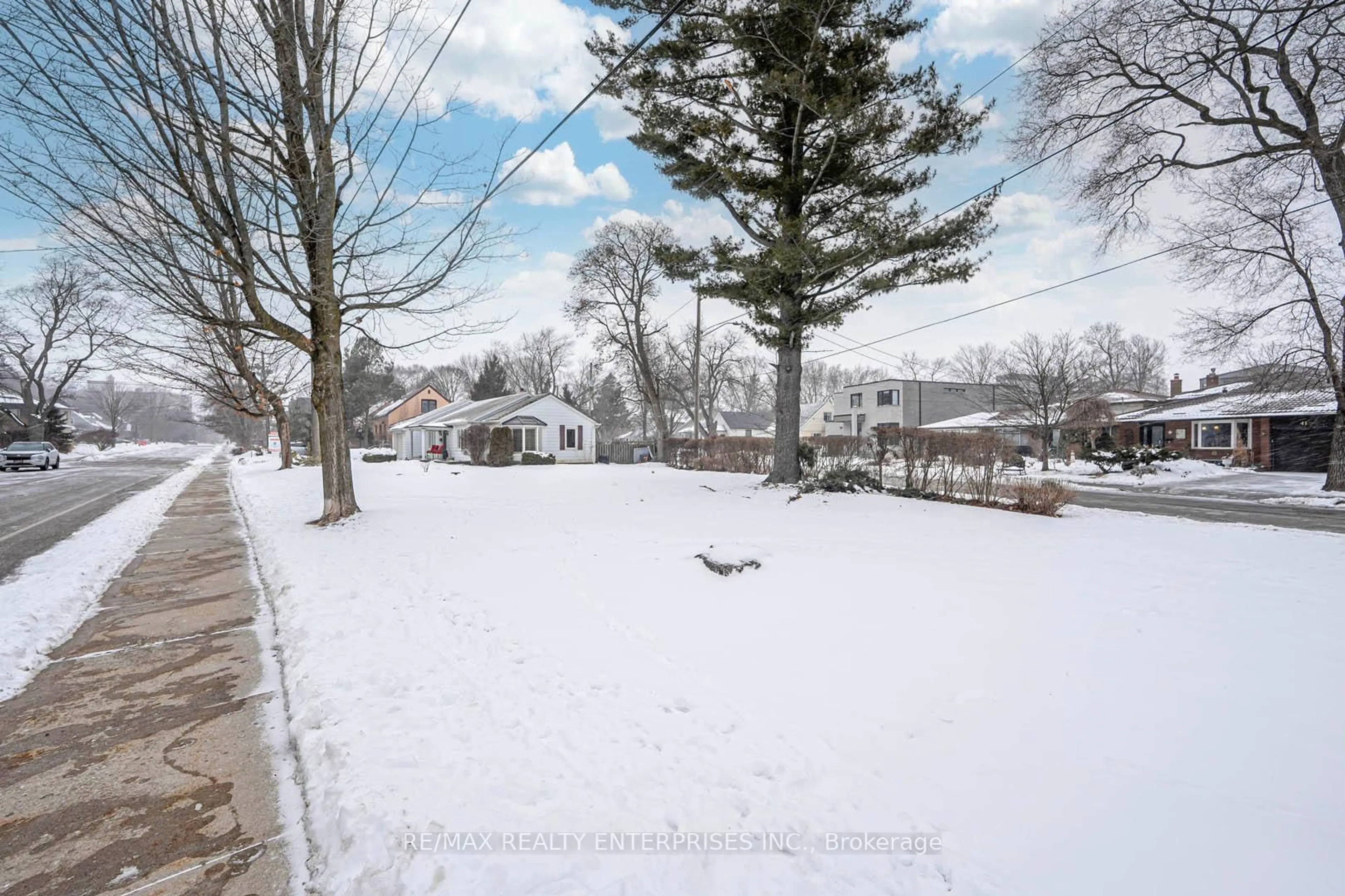 A pic from outside/outdoor area/front of a property/back of a property/a pic from drone, street for 43 Maple Ave, Mississauga Ontario L5H 2R5