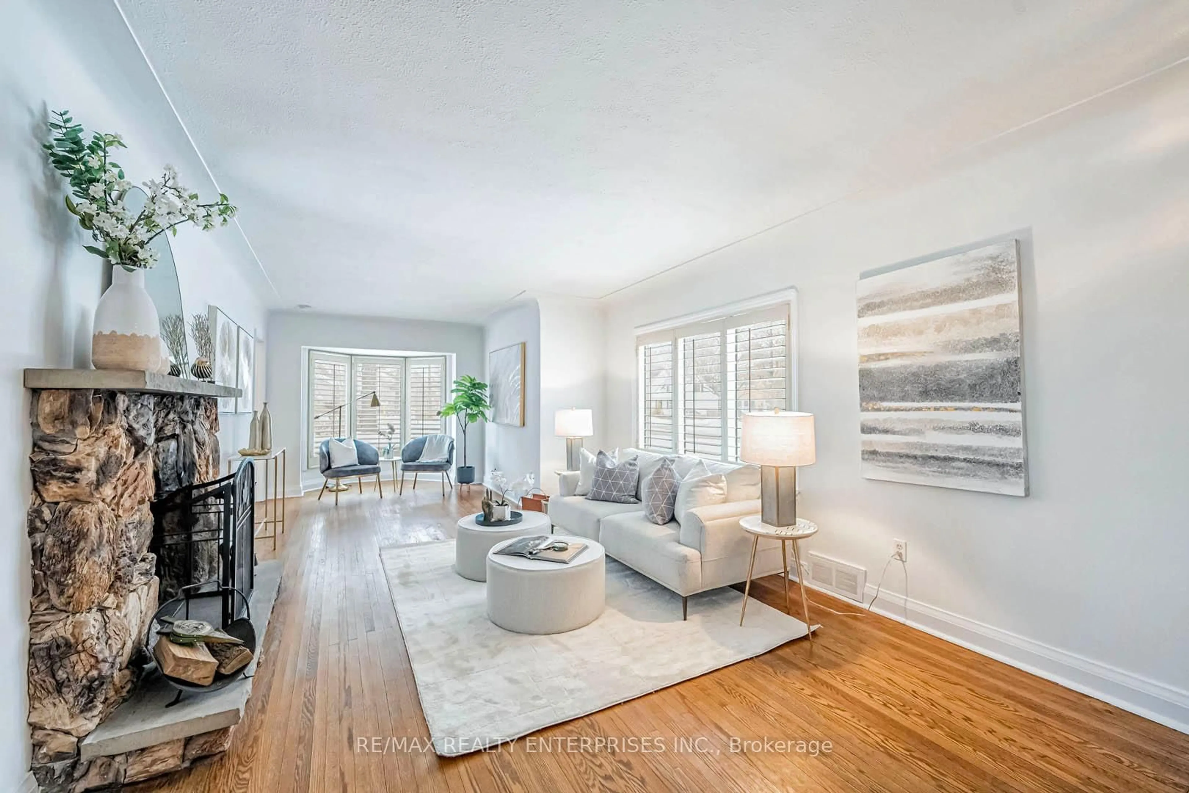 Living room with furniture, unknown for 43 Maple Ave, Mississauga Ontario L5H 2R5