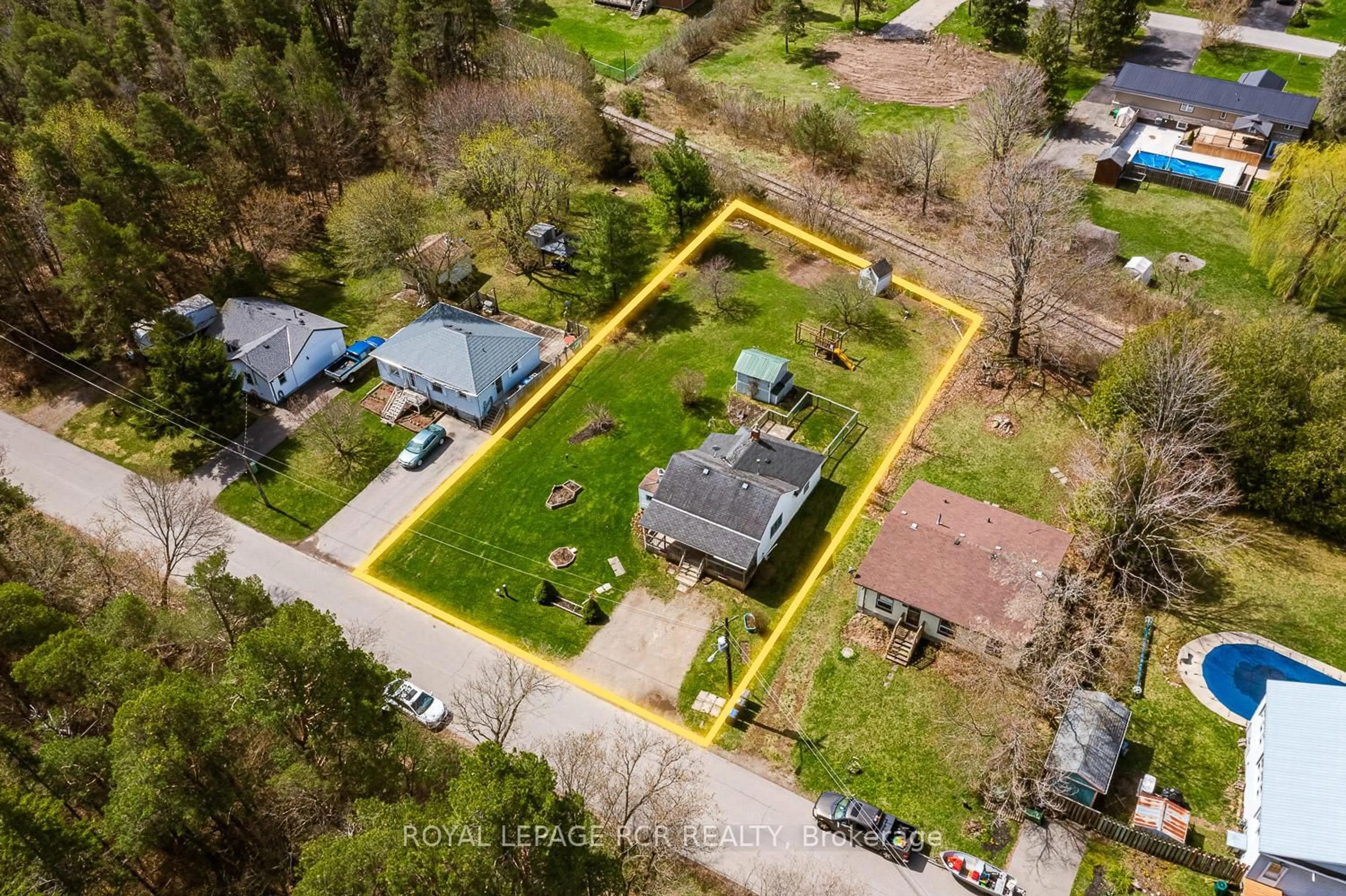 A pic from outside/outdoor area/front of a property/back of a property/a pic from drone, street for 48 Cardwell St, Caledon Ontario L7K 0E2