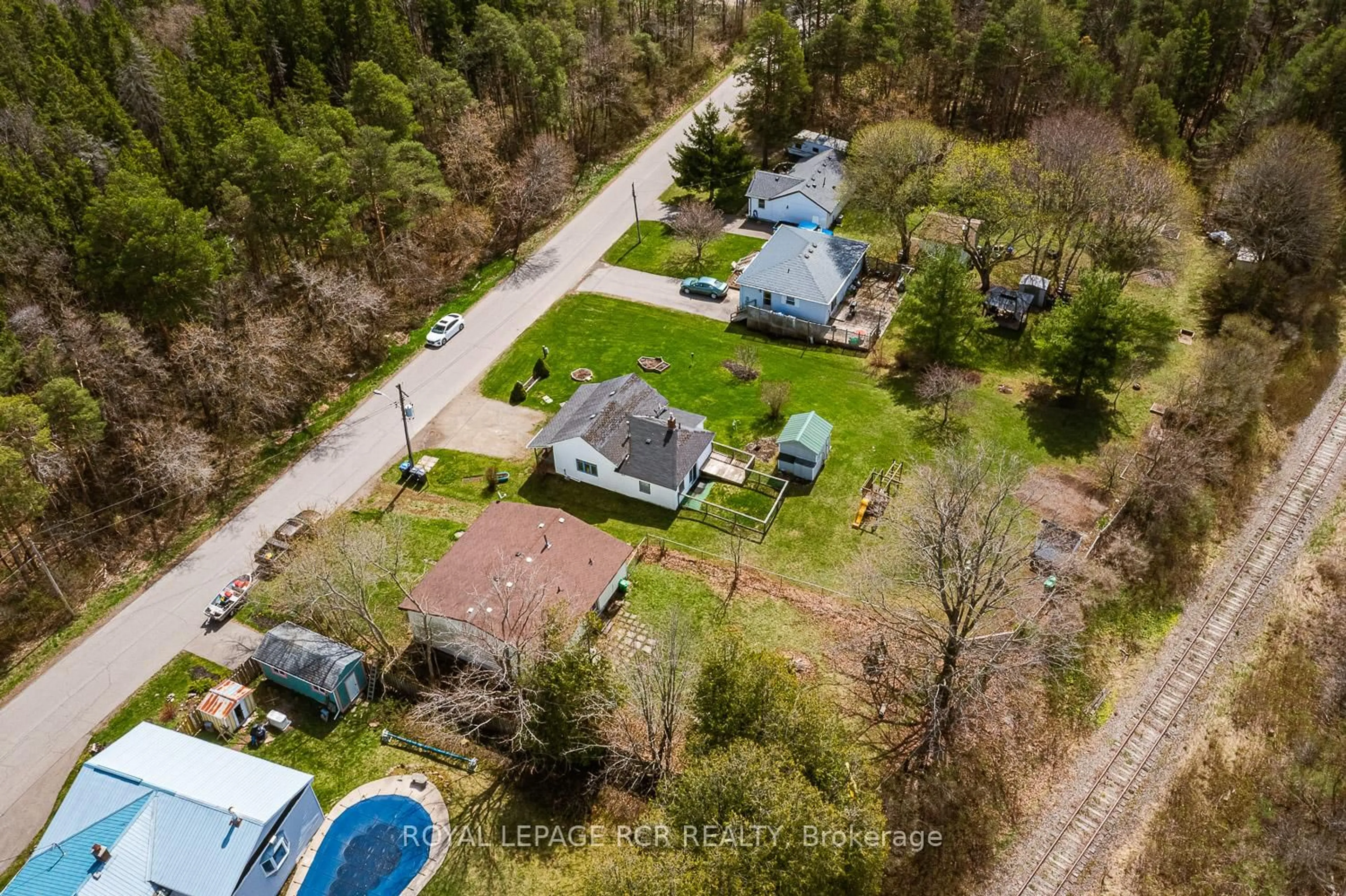 A pic from outside/outdoor area/front of a property/back of a property/a pic from drone, street for 48 Cardwell St, Caledon Ontario L7K 0E2