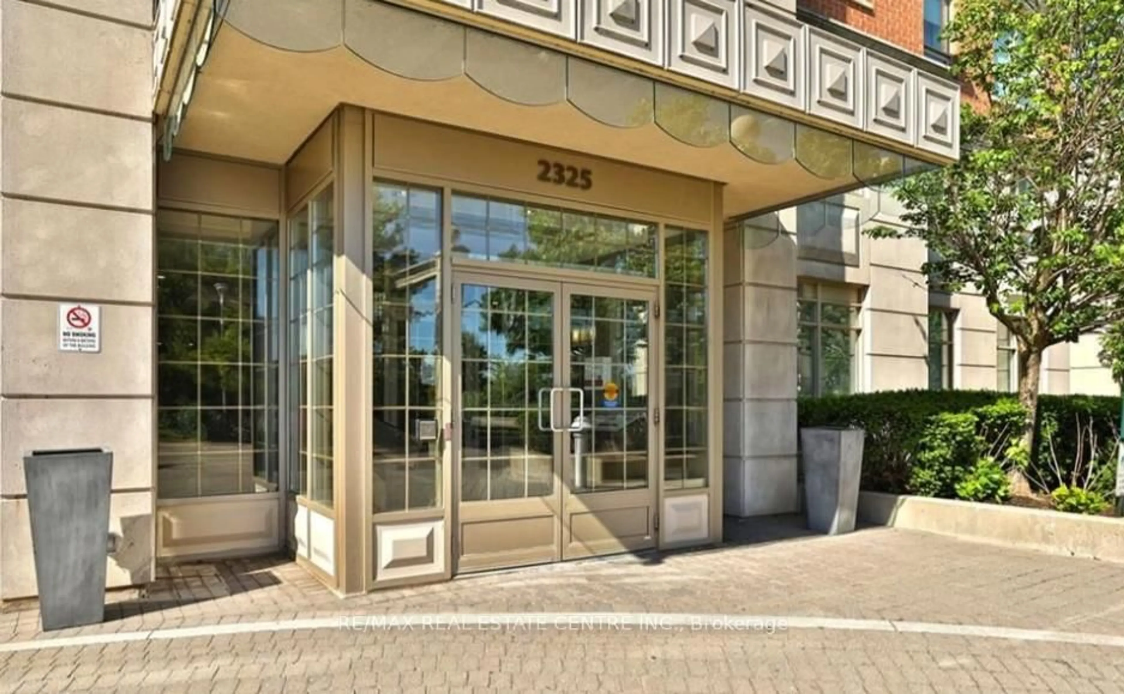 Indoor foyer for 2325 Central Park Dr #1107, Oakville Ontario L6H 0E2