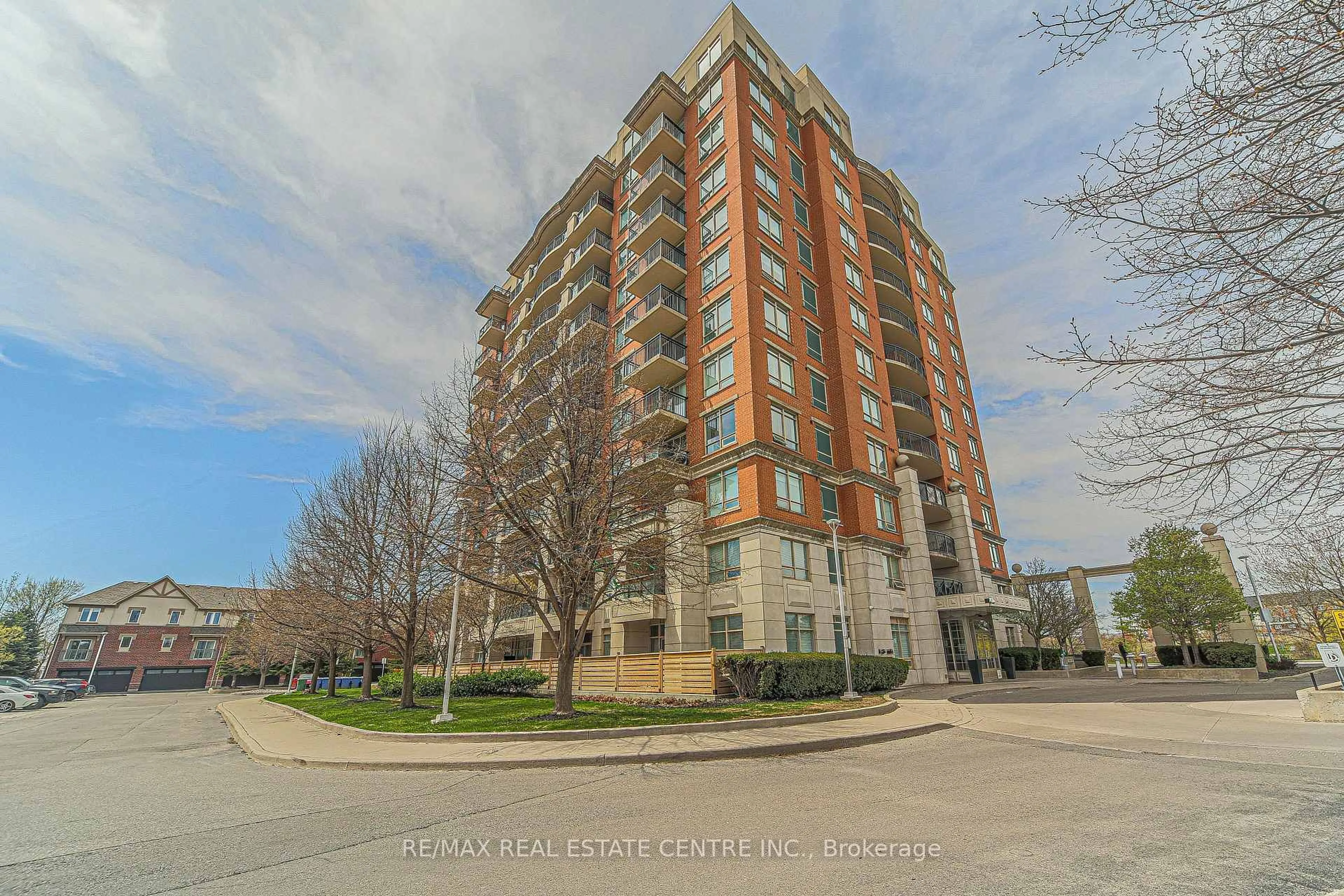 A pic from outside/outdoor area/front of a property/back of a property/a pic from drone, building for 2325 Central Park Dr #1107, Oakville Ontario L6H 0E2