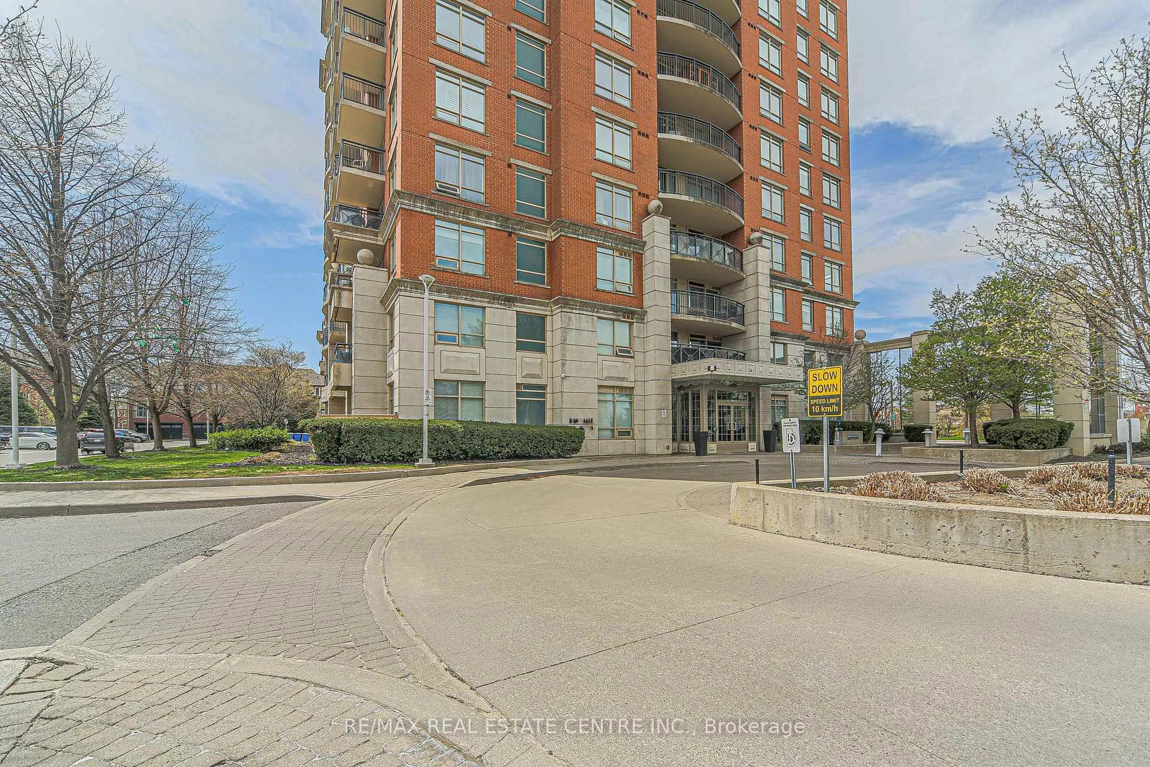 A pic from outside/outdoor area/front of a property/back of a property/a pic from drone, unknown for 2325 Central Park Dr #1107, Oakville Ontario L6H 0E2