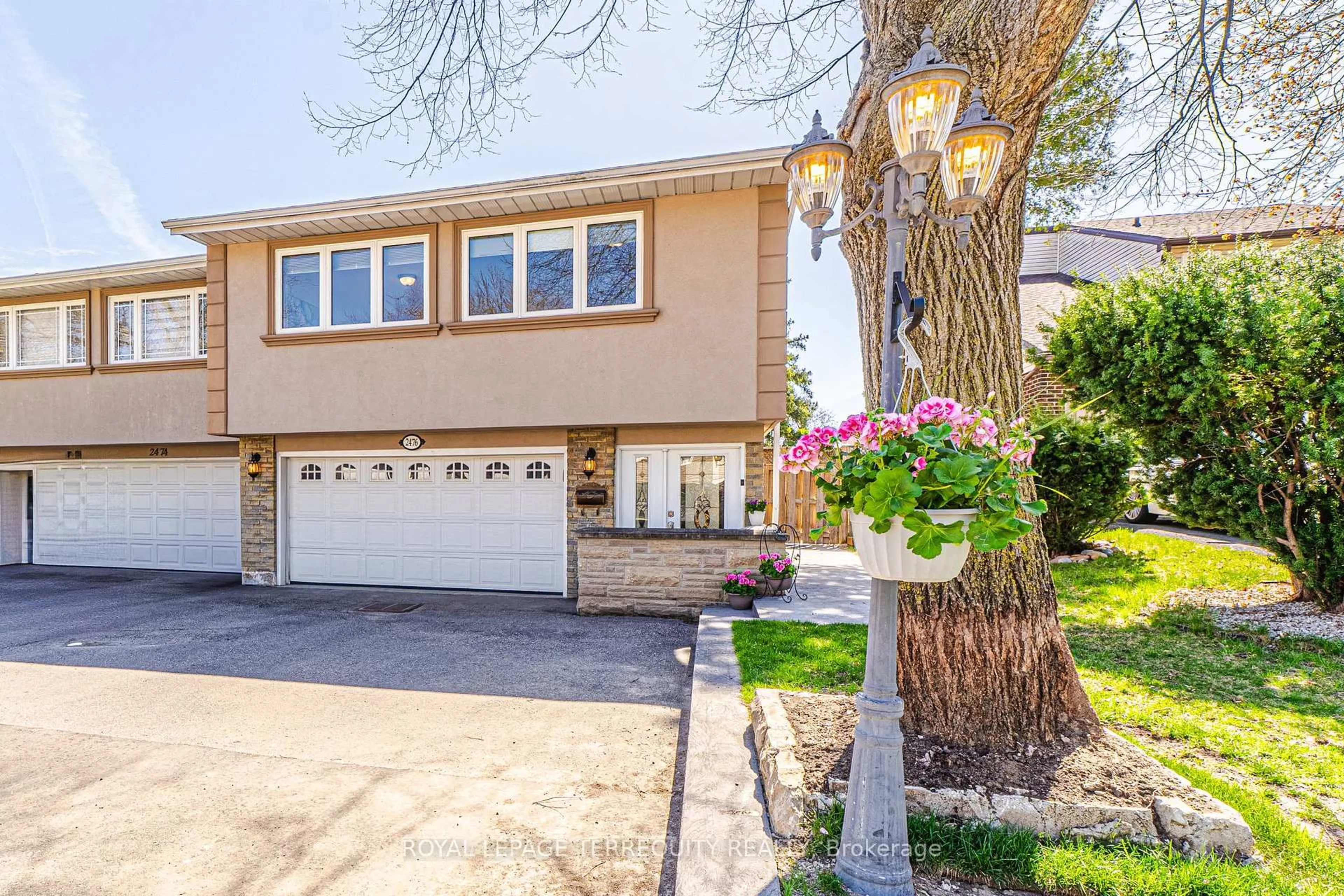 Home with vinyl exterior material, street for 2476 Mainroyal St, Mississauga Ontario L5L 1C9