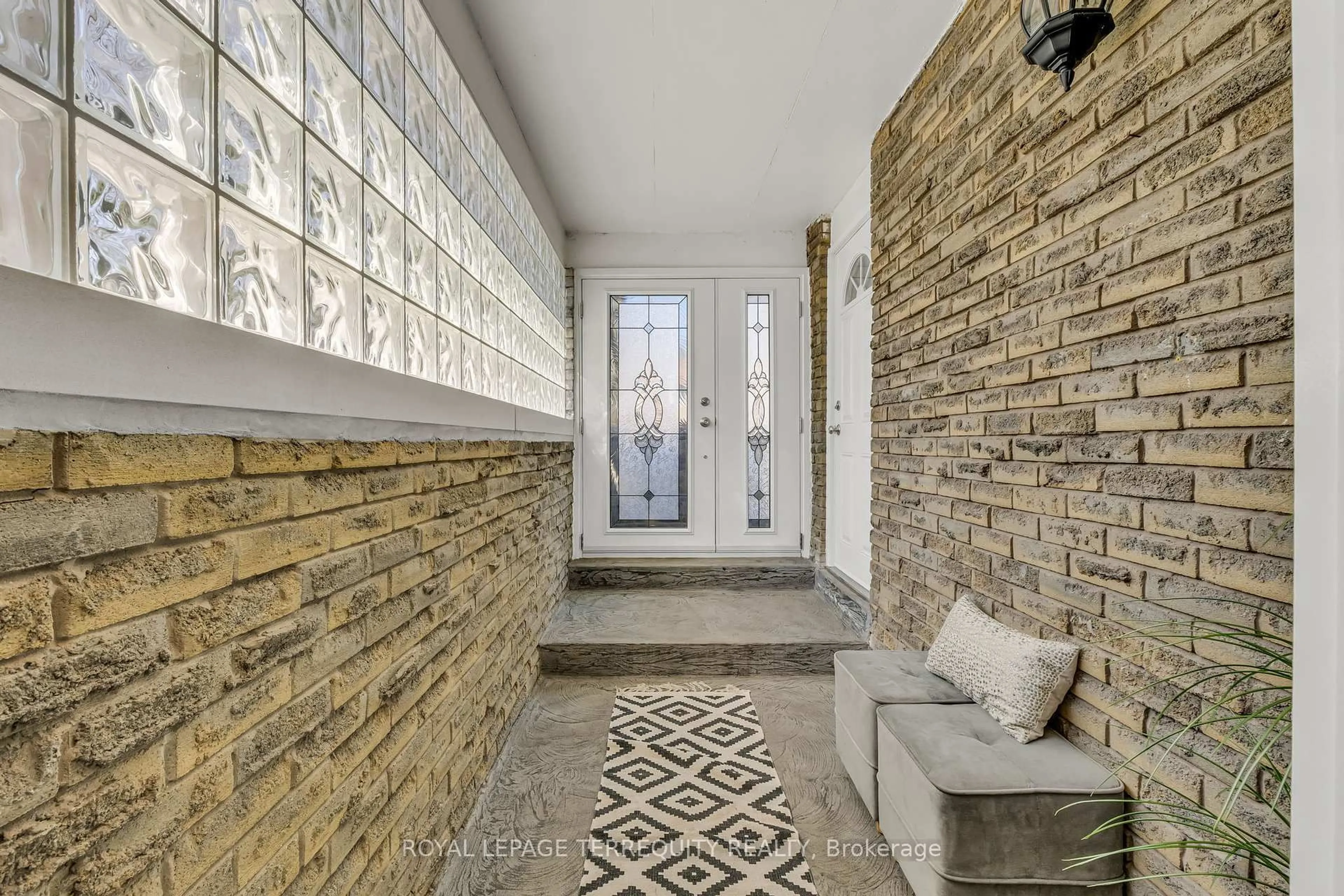 Indoor entryway for 2476 Mainroyal St, Mississauga Ontario L5L 1C9