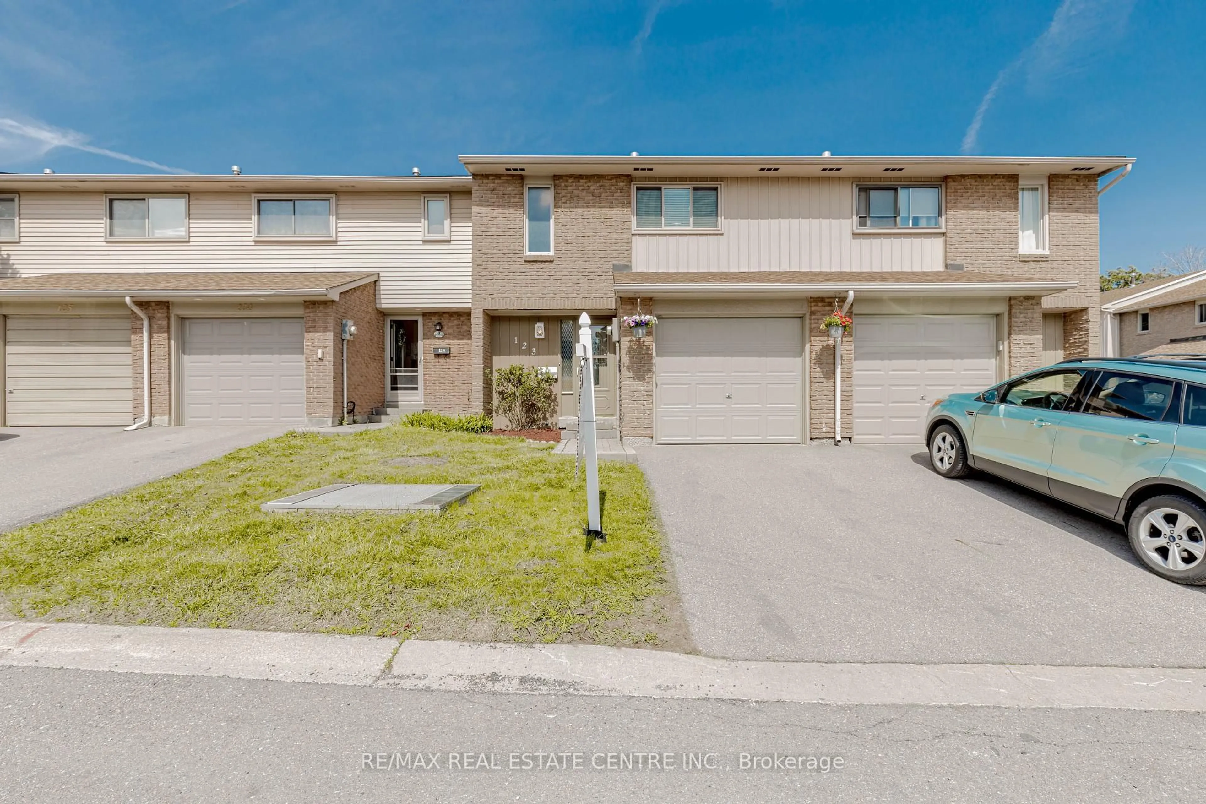 A pic from outside/outdoor area/front of a property/back of a property/a pic from drone, street for 1526 Lancaster Dr #123, Oakville Ontario L6H 2Z2