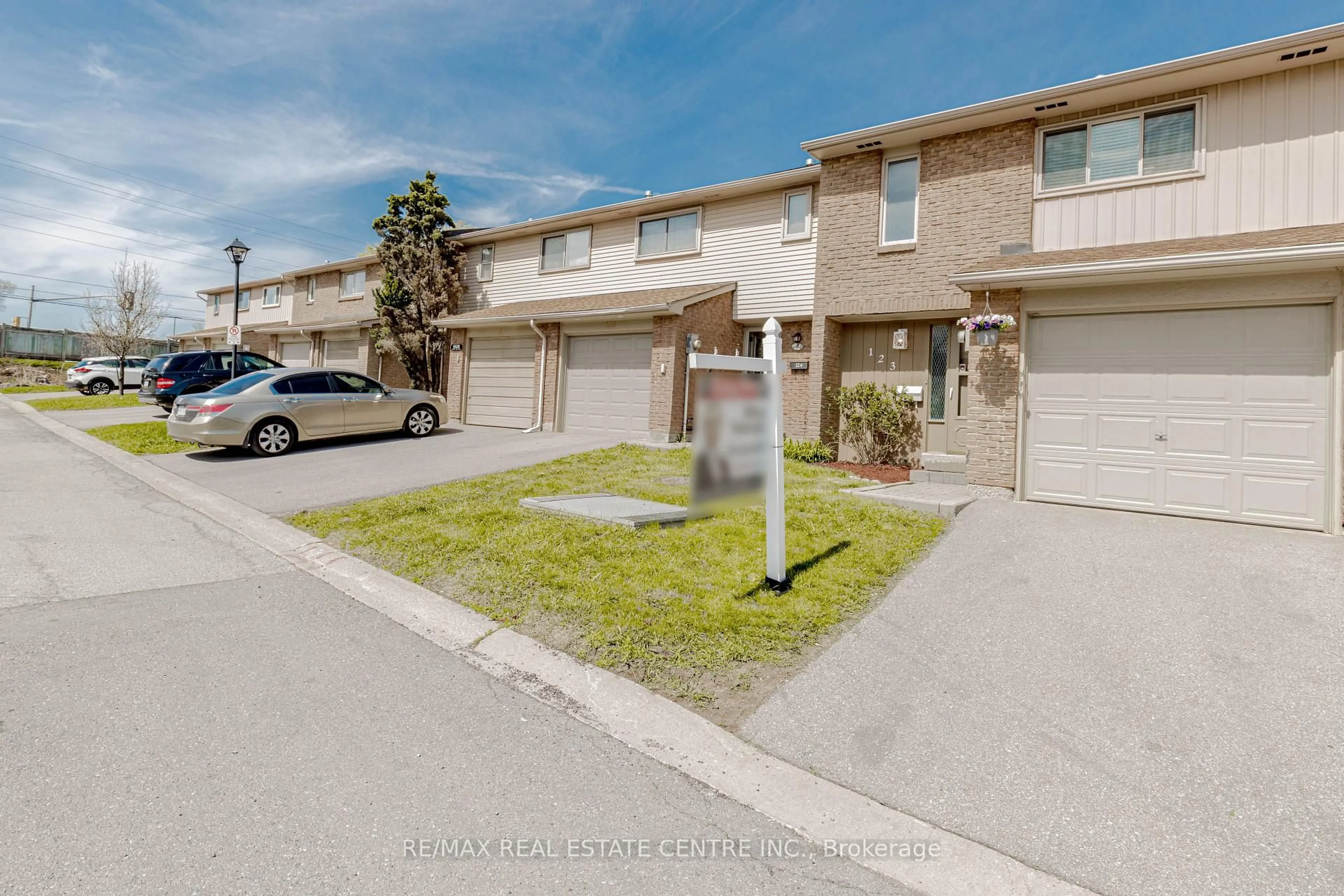 A pic from outside/outdoor area/front of a property/back of a property/a pic from drone, street for 1526 Lancaster Dr #123, Oakville Ontario L6H 2Z2