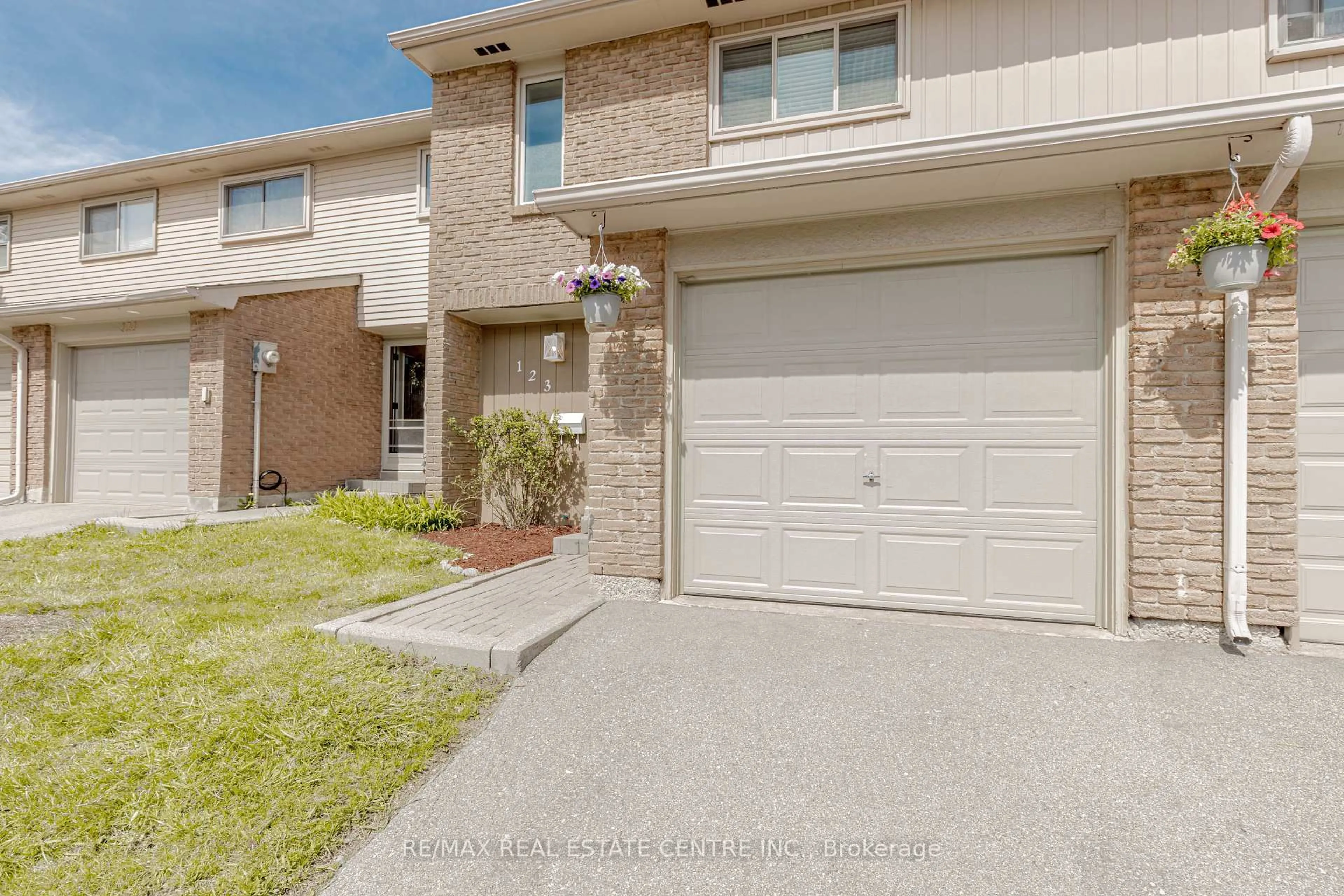 Home with brick exterior material, street for 1526 Lancaster Dr #123, Oakville Ontario L6H 2Z2