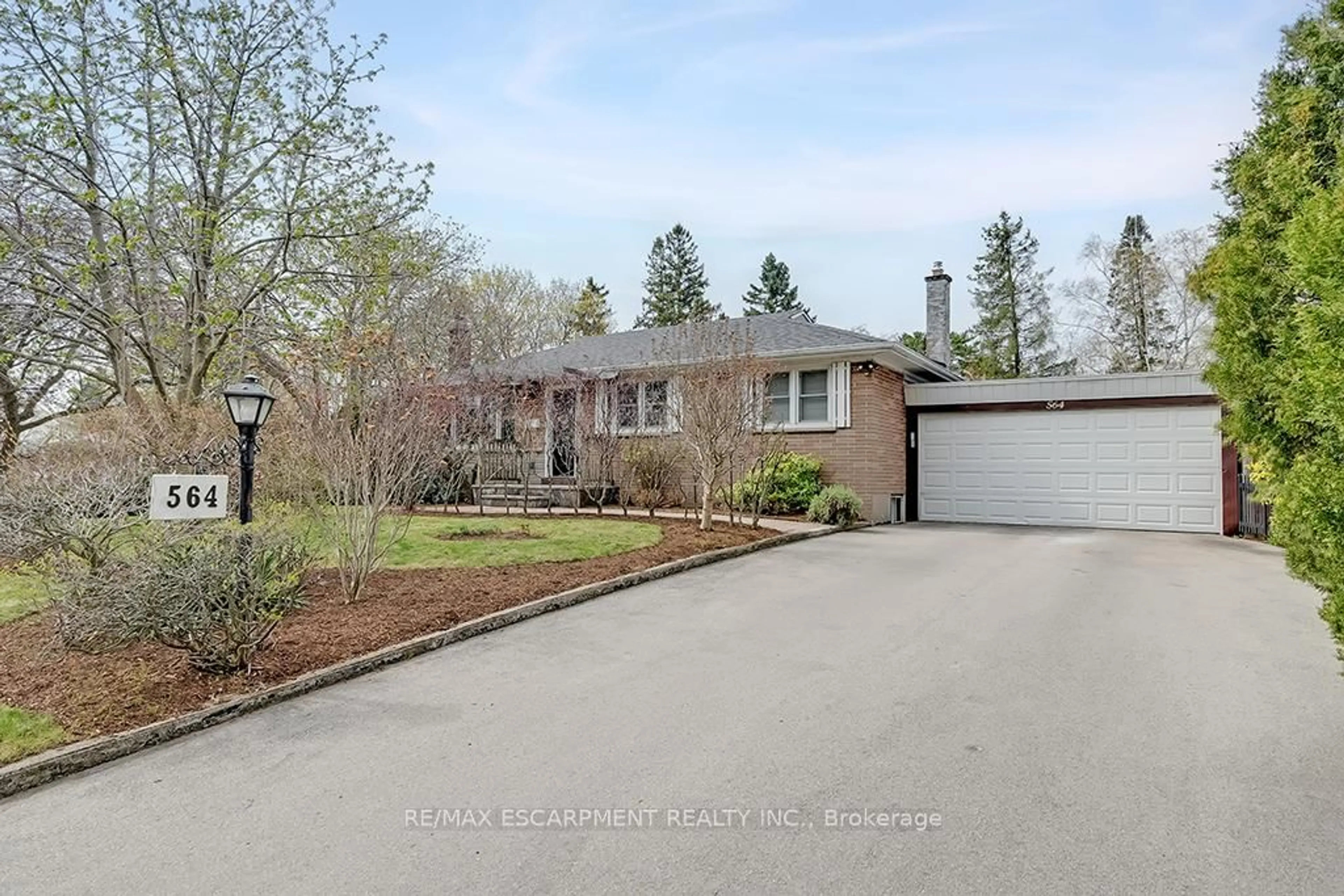 A pic from outside/outdoor area/front of a property/back of a property/a pic from drone, street for 564 Maplehill Dr, Burlington Ontario L7N 2W3