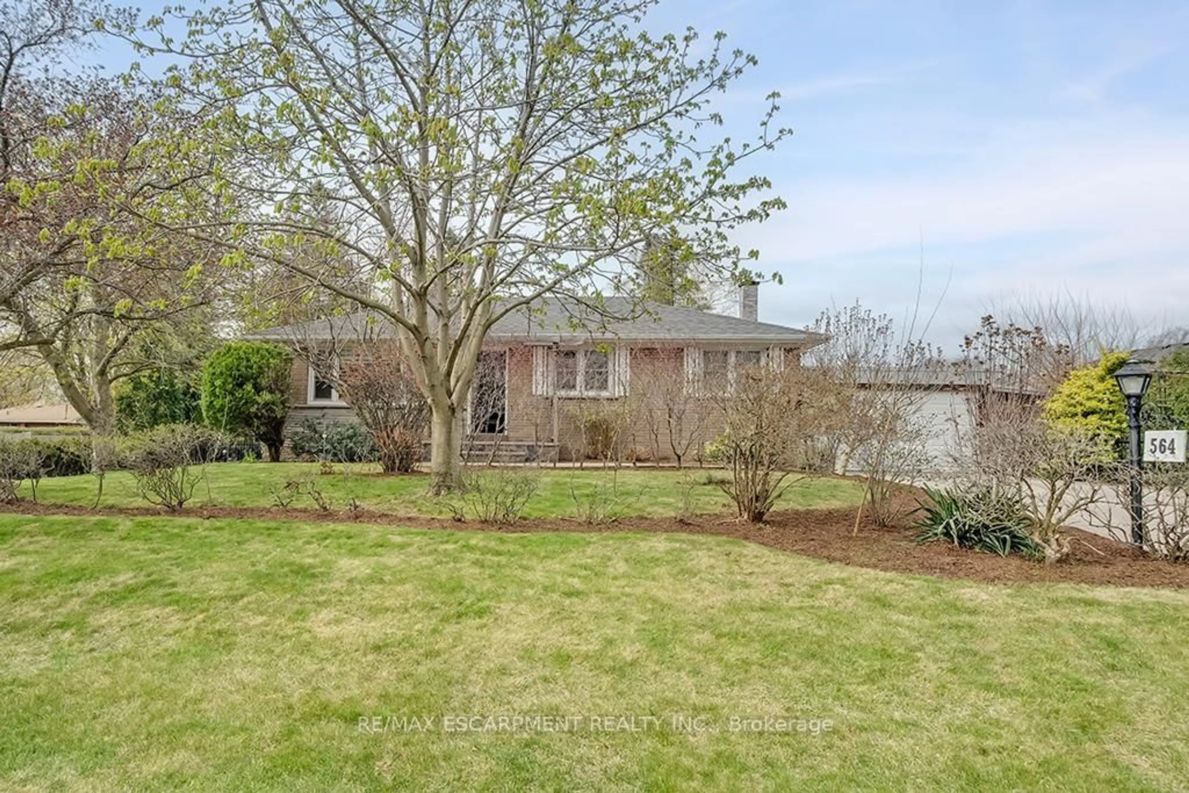 A pic from outside/outdoor area/front of a property/back of a property/a pic from drone, unknown for 564 Maplehill Dr, Burlington Ontario L7N 2W3
