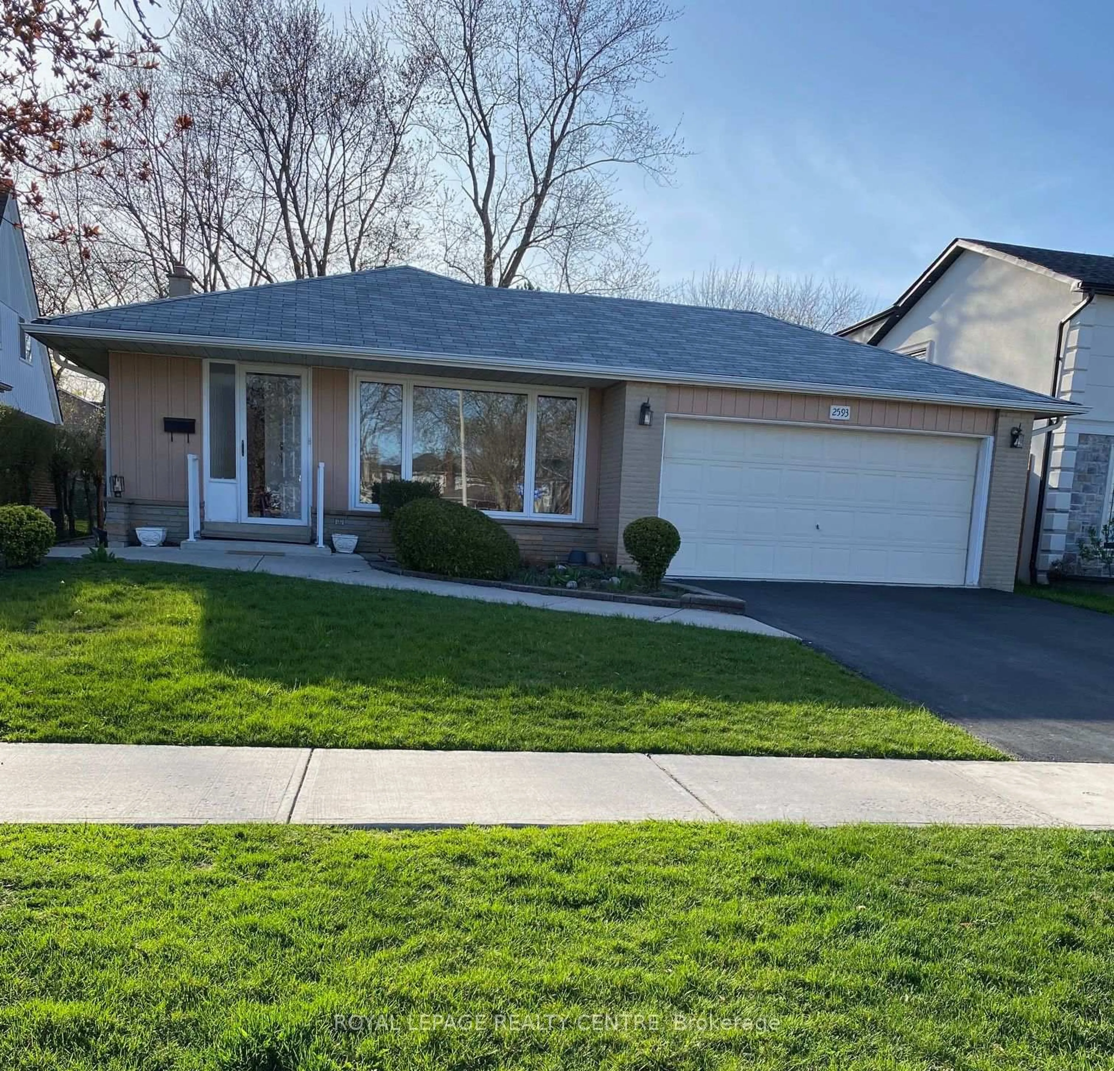 Home with vinyl exterior material, street for 2593 Vineland Rd, Mississauga Ontario L5K 2A3