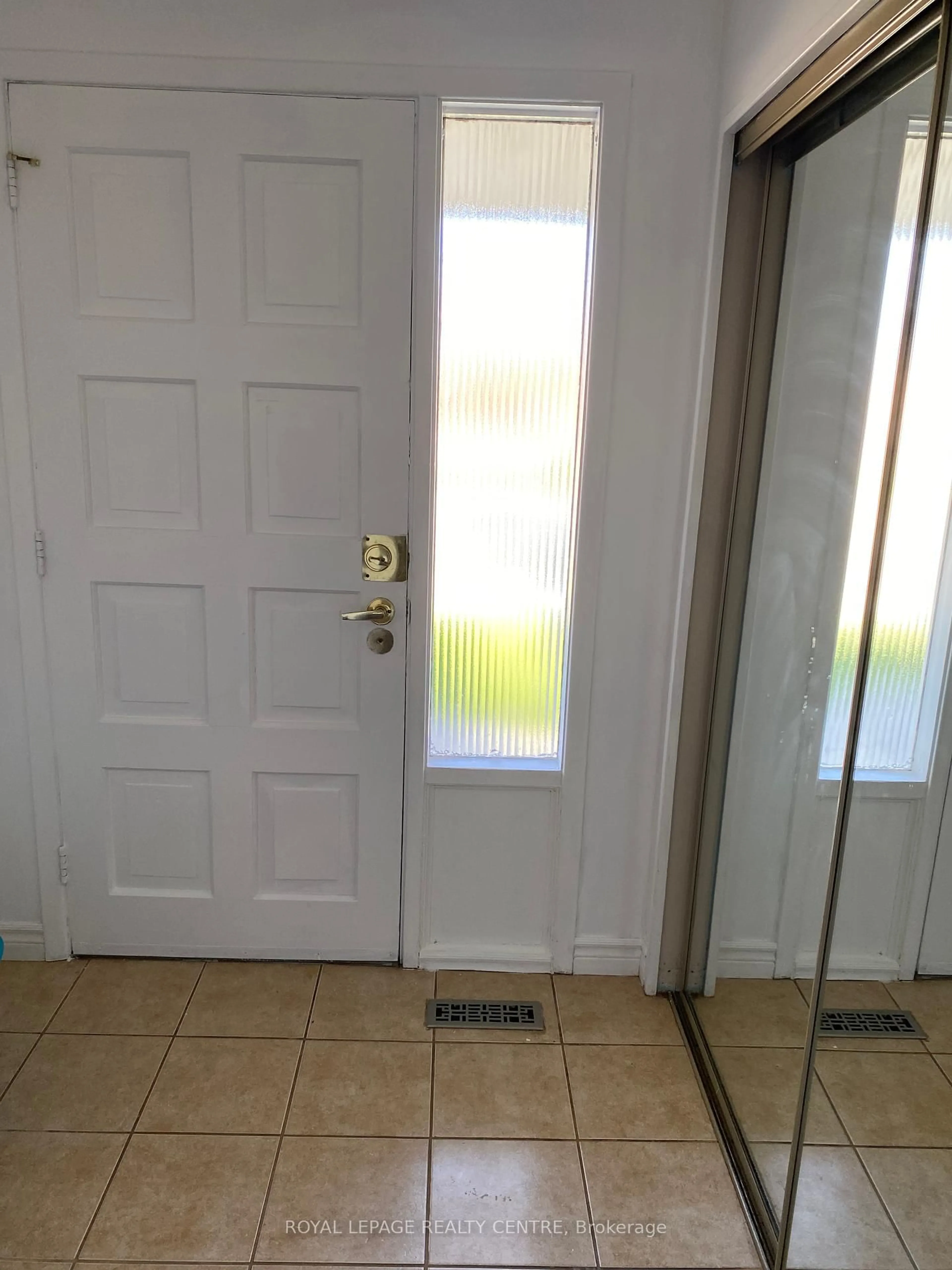 Indoor entryway for 2593 Vineland Rd, Mississauga Ontario L5K 2A3