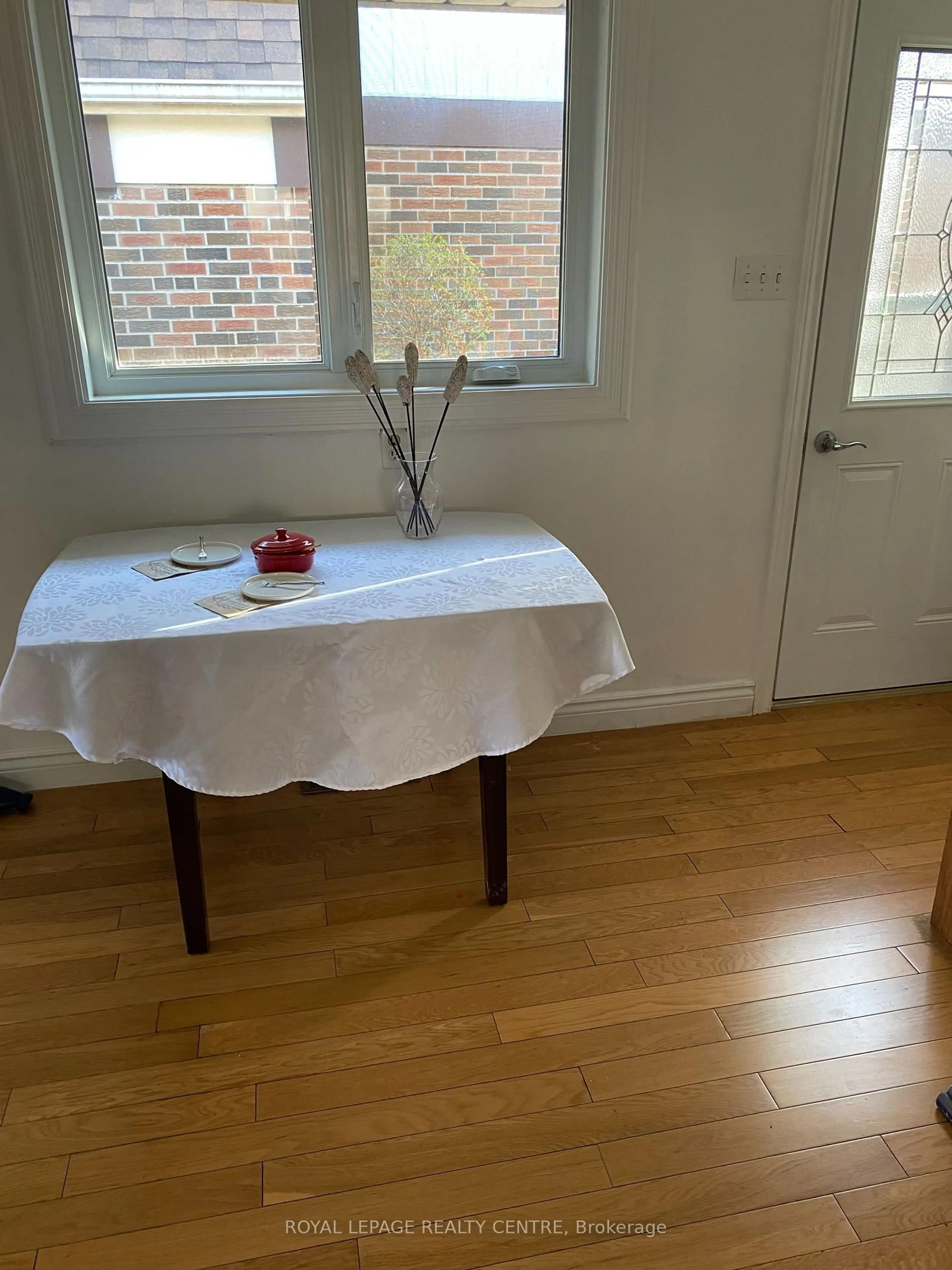 A pic of a room for 2593 Vineland Rd, Mississauga Ontario L5K 2A3