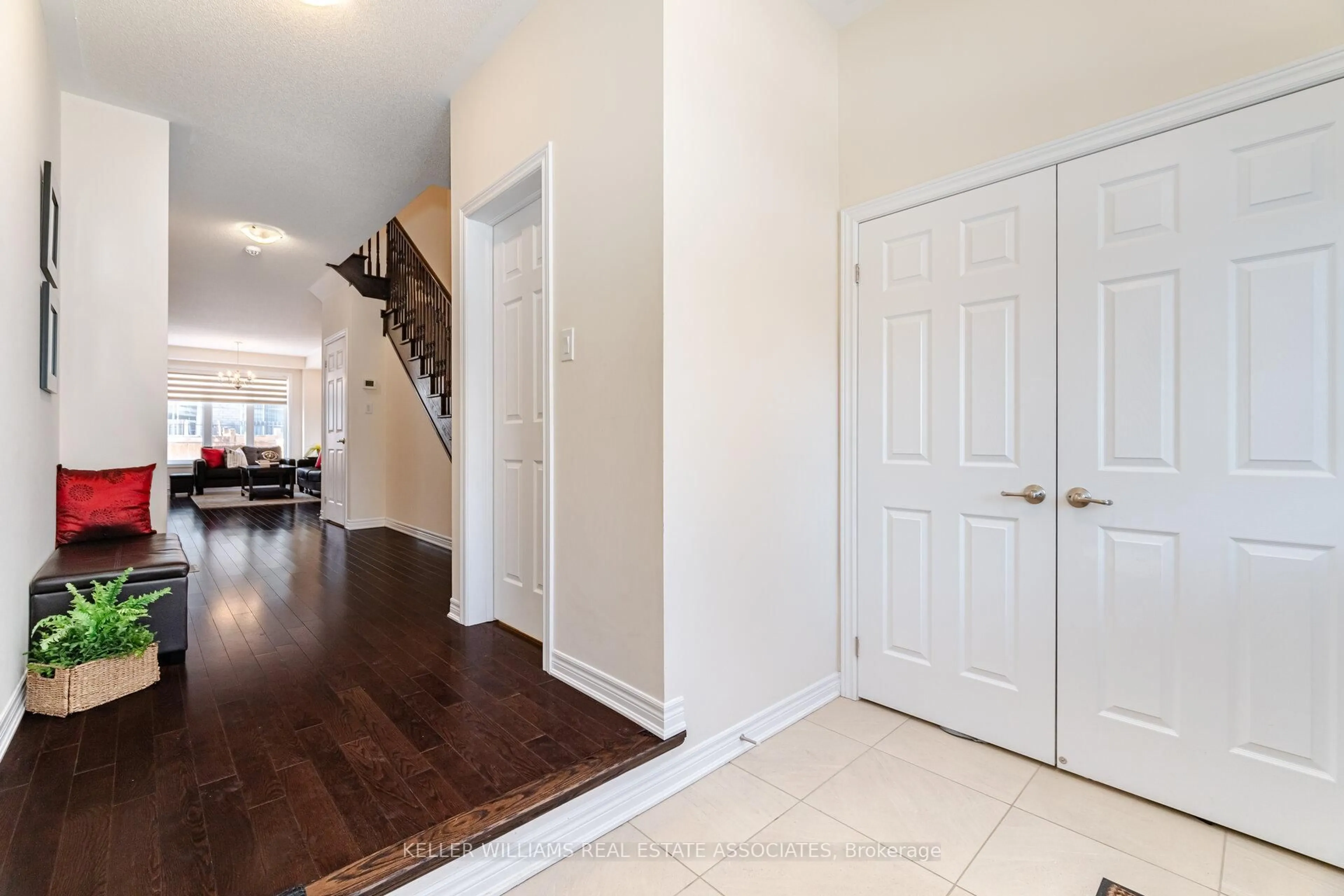 Indoor entryway for 3027 Rivertrail Common N/A, Oakville Ontario L6M 0Z1