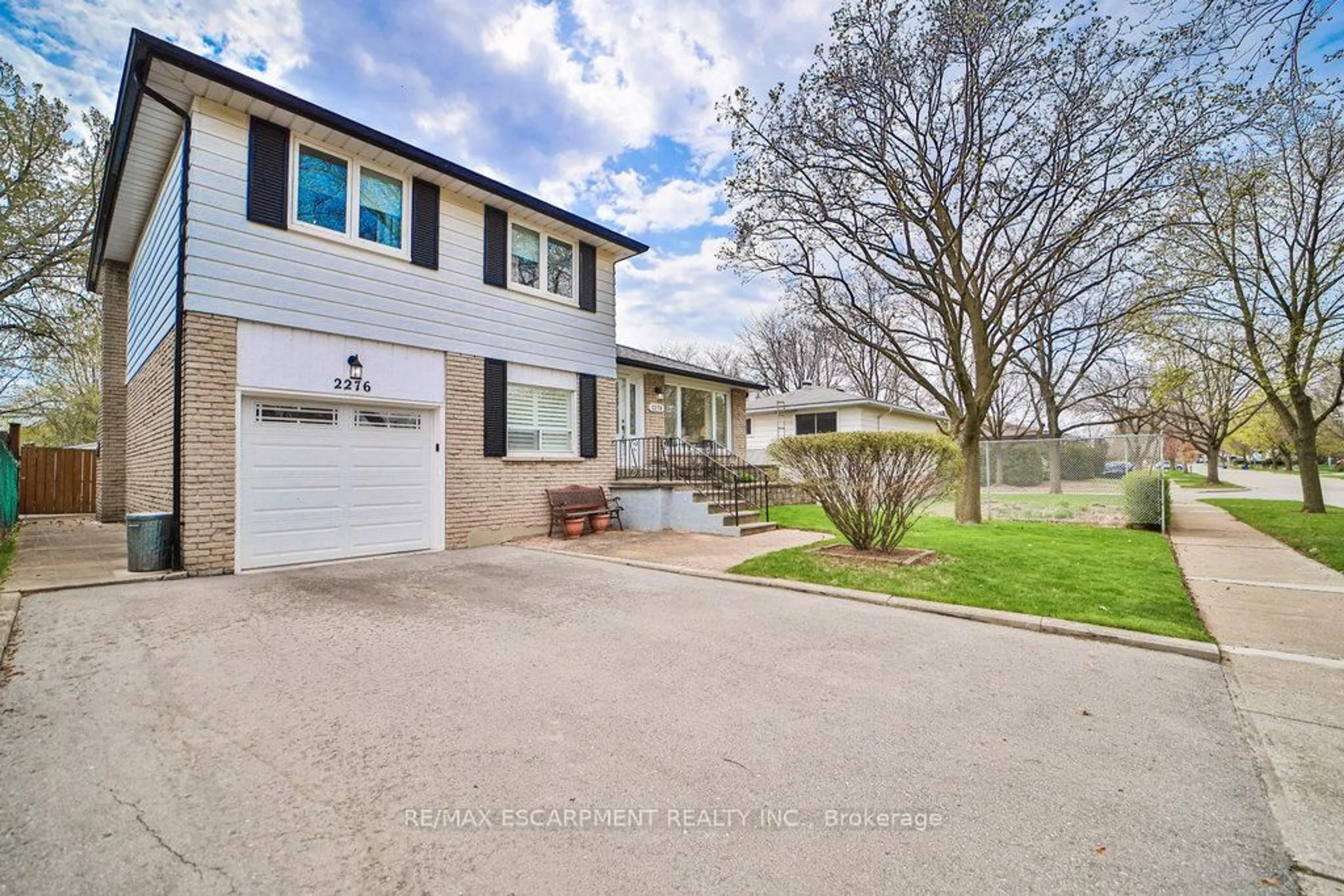 A pic from outside/outdoor area/front of a property/back of a property/a pic from drone, street for 2276 WYANDOTTE Dr, Oakville Ontario L6L 2T5