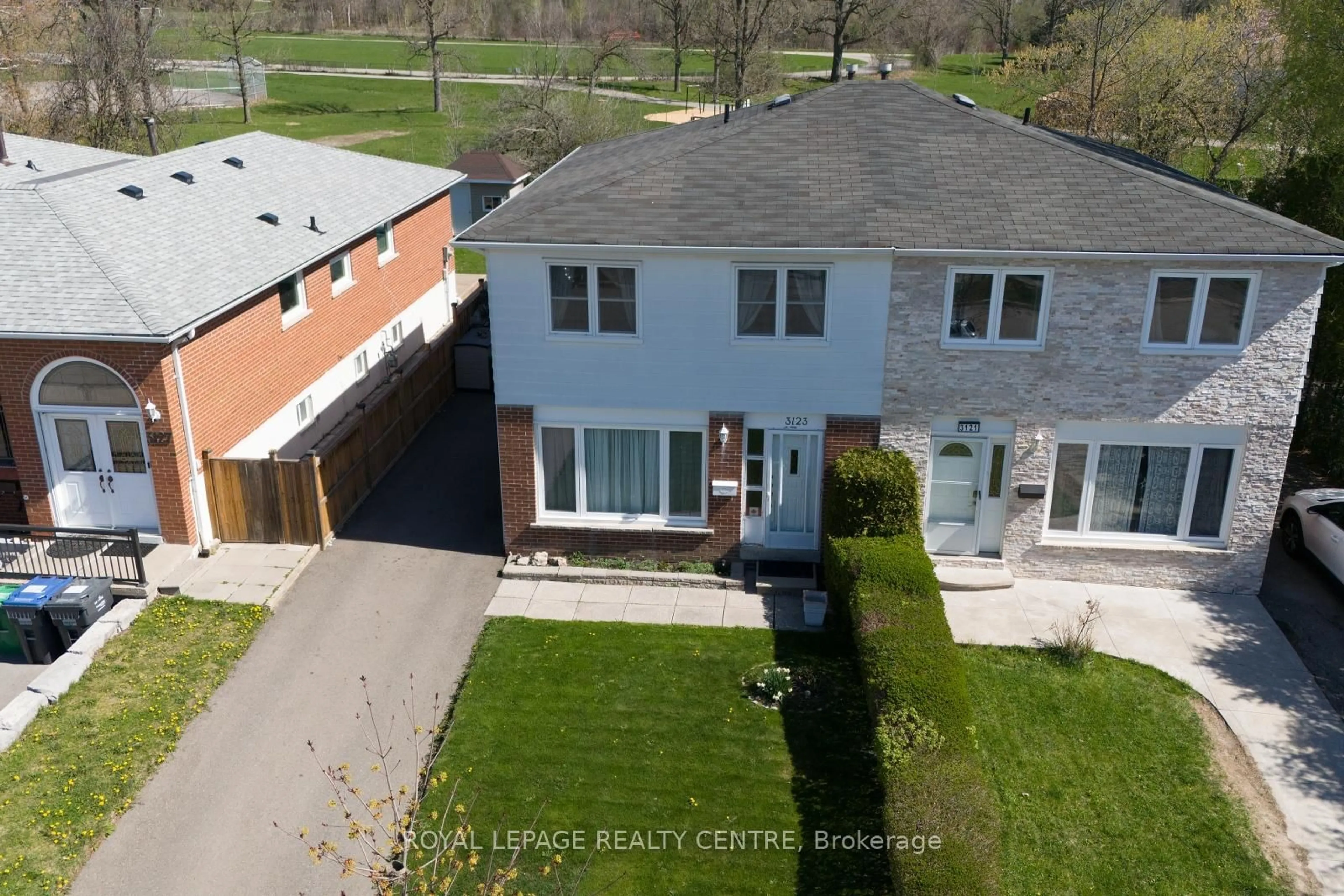 A pic from outside/outdoor area/front of a property/back of a property/a pic from drone, street for 3123 Jessica Crt, Mississauga Ontario L5C 1X7
