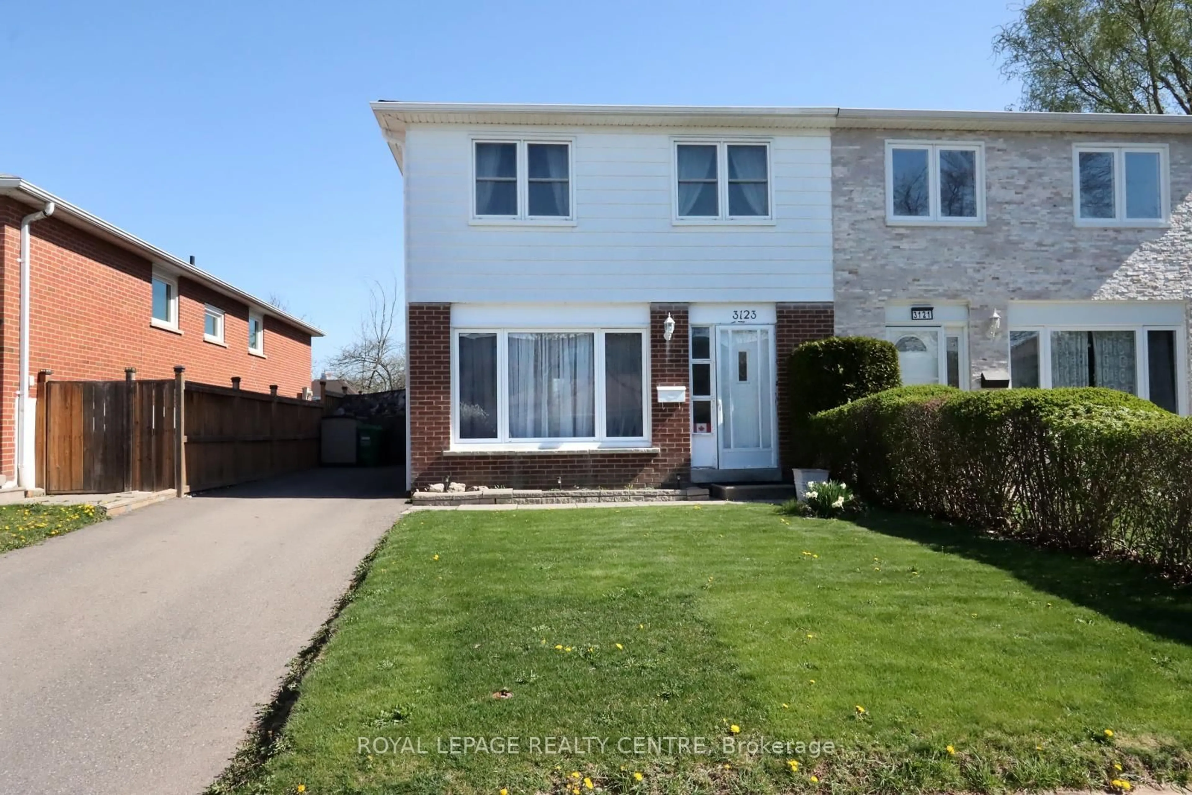 A pic from outside/outdoor area/front of a property/back of a property/a pic from drone, street for 3123 Jessica Crt, Mississauga Ontario L5C 1X7