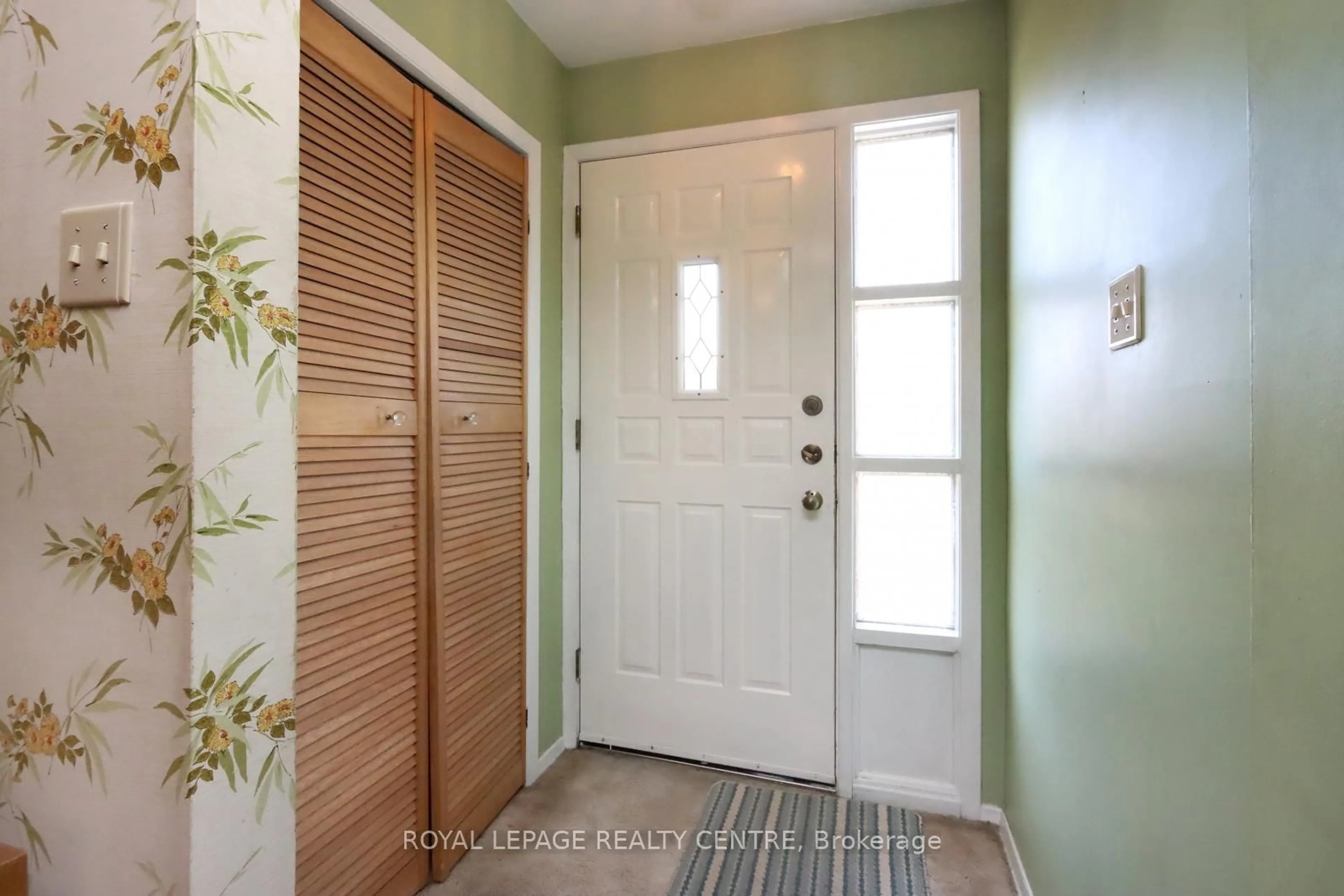 Indoor entryway for 3123 Jessica Crt, Mississauga Ontario L5C 1X7