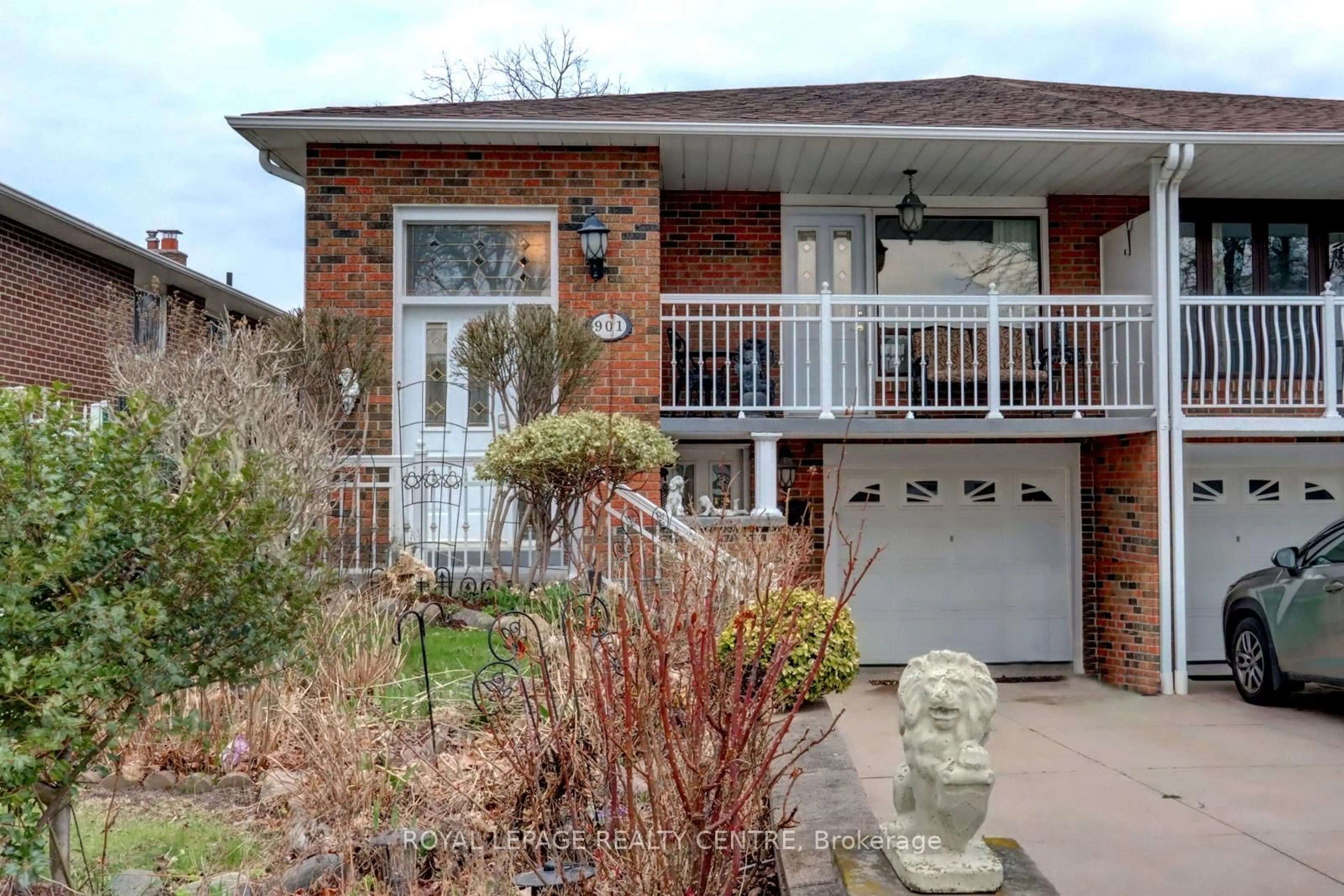 Home with brick exterior material, street for 901 Blairholm Ave, Mississauga Ontario L5C 1G5